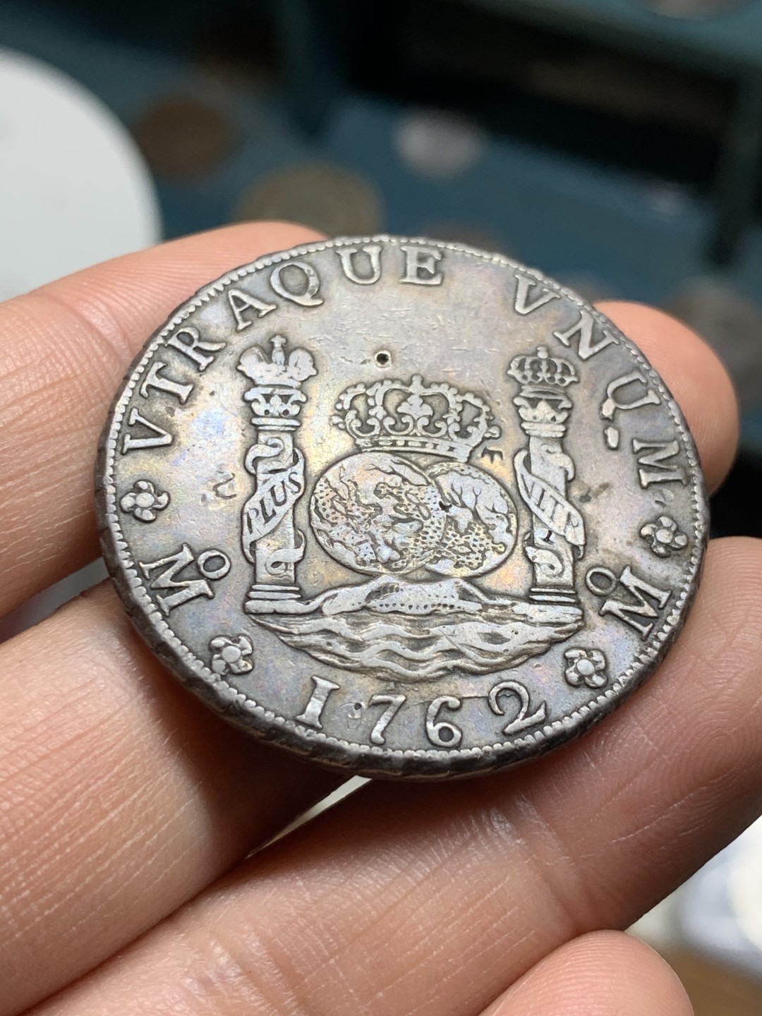 《竞宝斋》第43场-本周日，周一2场连拍（全场顺丰包邮） 原味黑古包浆 XF-AU  墨西哥 1762年 8R 地球双柱 大银币 温润 有小戳点缀