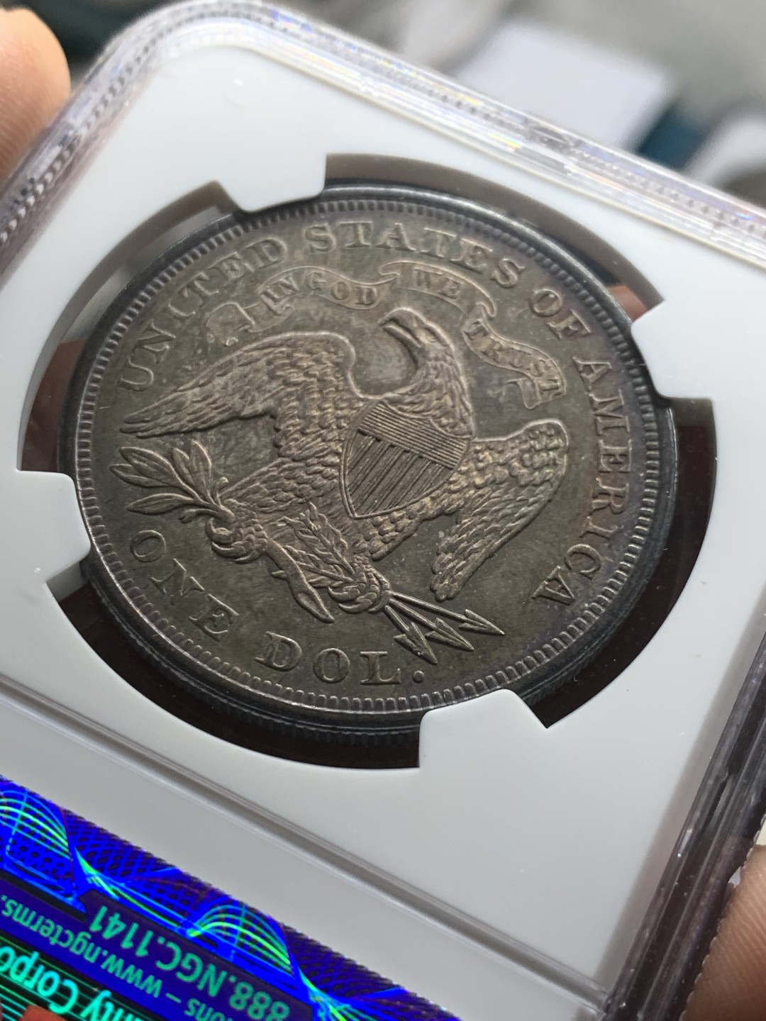 《竞宝斋》第43场-本周日，周一2场连拍（全场顺丰包邮） NGC-MS62 稀少五彩炭黑包浆 美国 1872年 拿旗坐人 1美元 大银币 难得一遇之状态