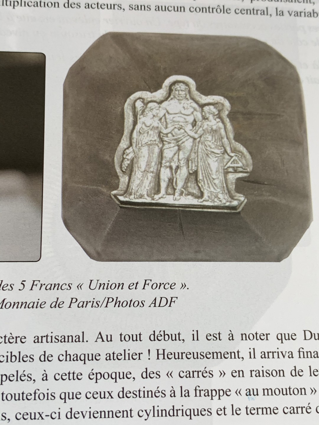 《竞宝斋》第43场-本周日，周一2场连拍（全场顺丰包邮） 精装本 法国2019钱币目录 从造币工艺，雕刻师，标识标志，细分版别都有详尽的分类 厚达1126页！可谓是法币的百科全书，难得