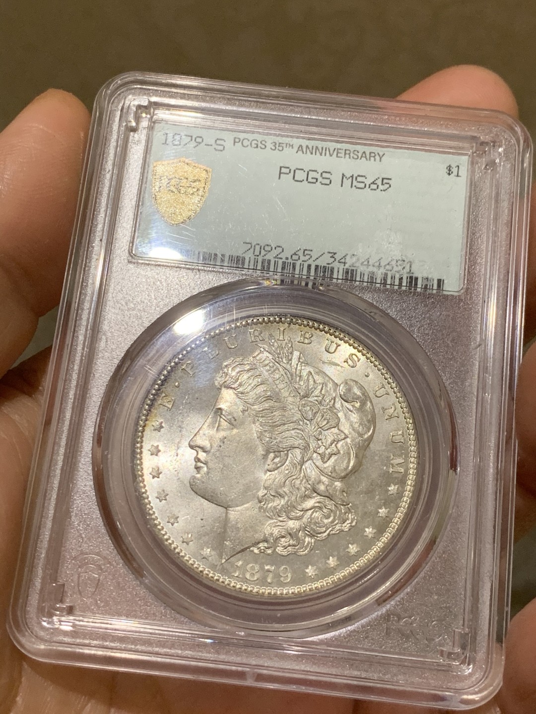 《竞宝斋》第43场-本周日，周一2场连拍（全场顺丰包邮） PCGS-MS65 1879年美国摩根银币 无敌艳丽的紫彩 真正的紫罗兰彩，比起那些浮在表面一层后养的所谓紫彩漂亮多了，光度和打制的细节都很好