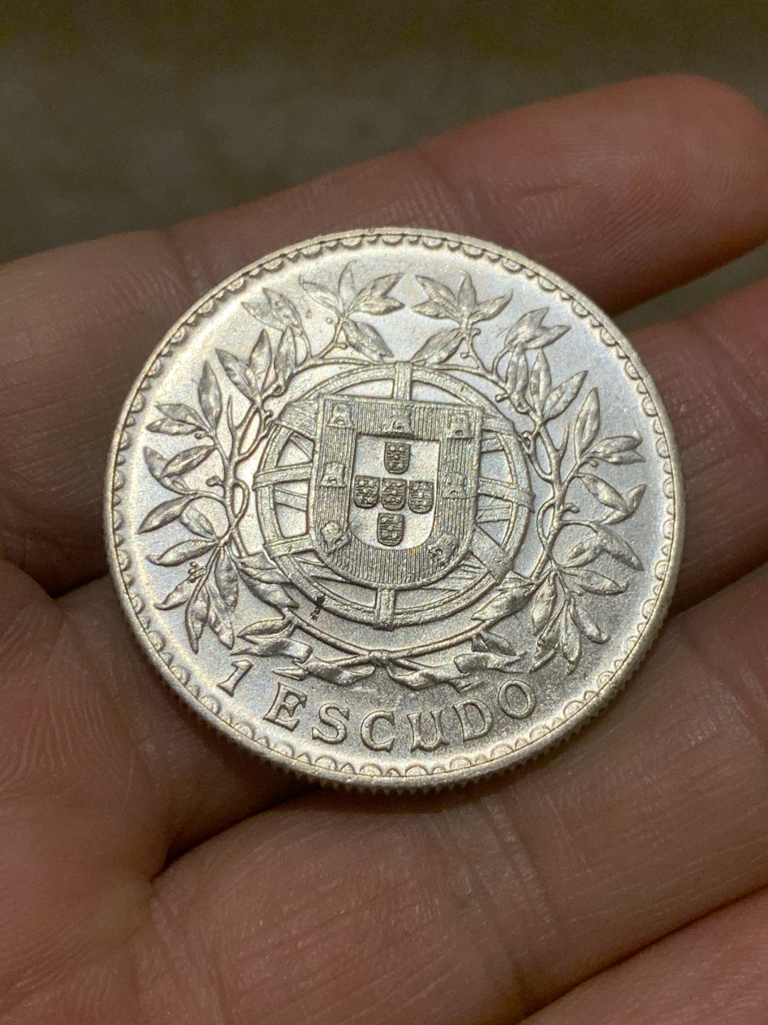 《竞宝斋》第43场-本周日，周一2场连拍（全场顺丰包邮） 淡金包浆 UNC 品质 葡萄牙 1915年 1E 大银币 光感十足