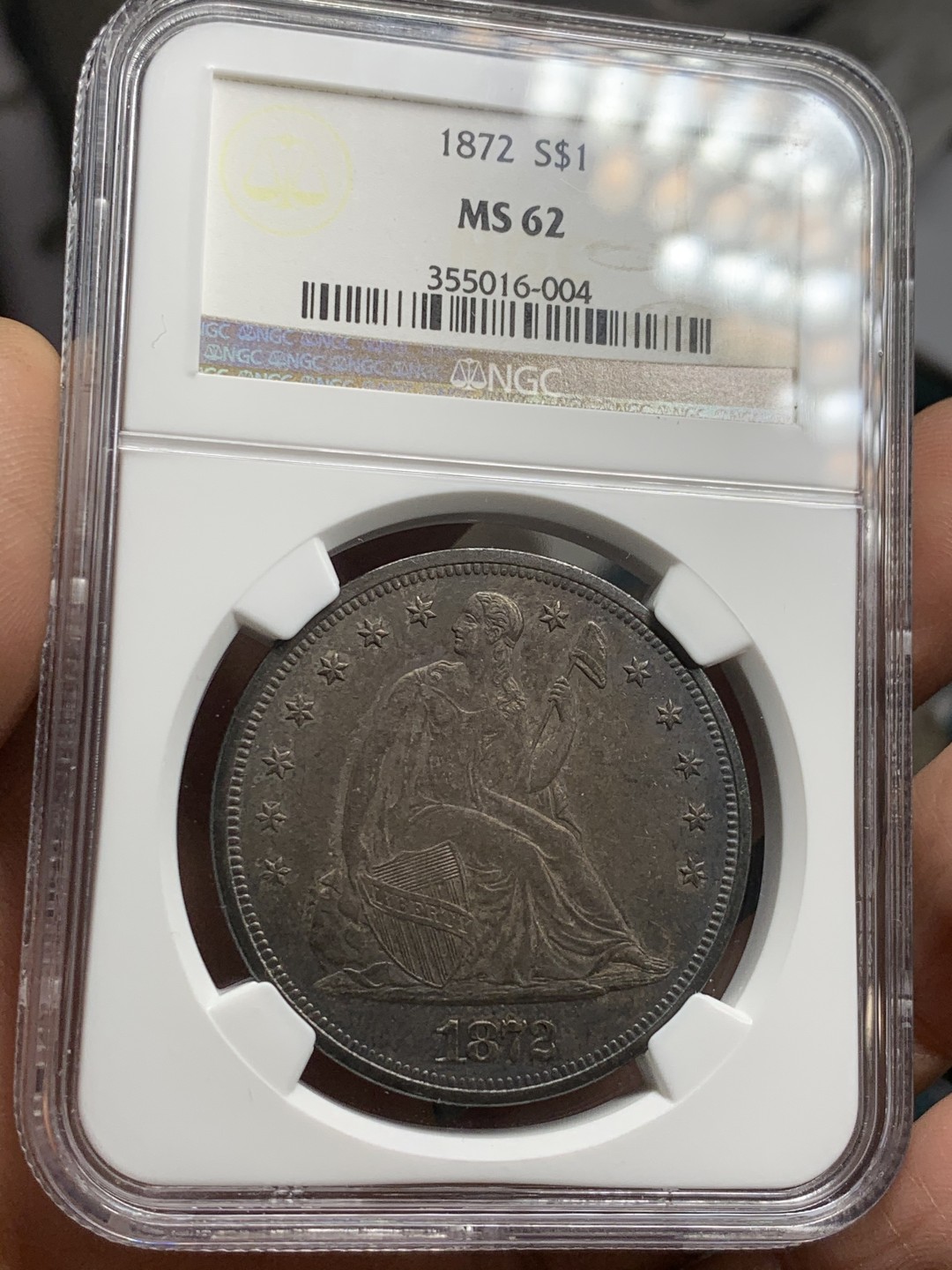 《竞宝斋》第43场-本周日，周一2场连拍（全场顺丰包邮） NGC-MS62 稀少五彩炭黑包浆 美国 1872年 拿旗坐人 1美元 大银币 难得一遇之状态