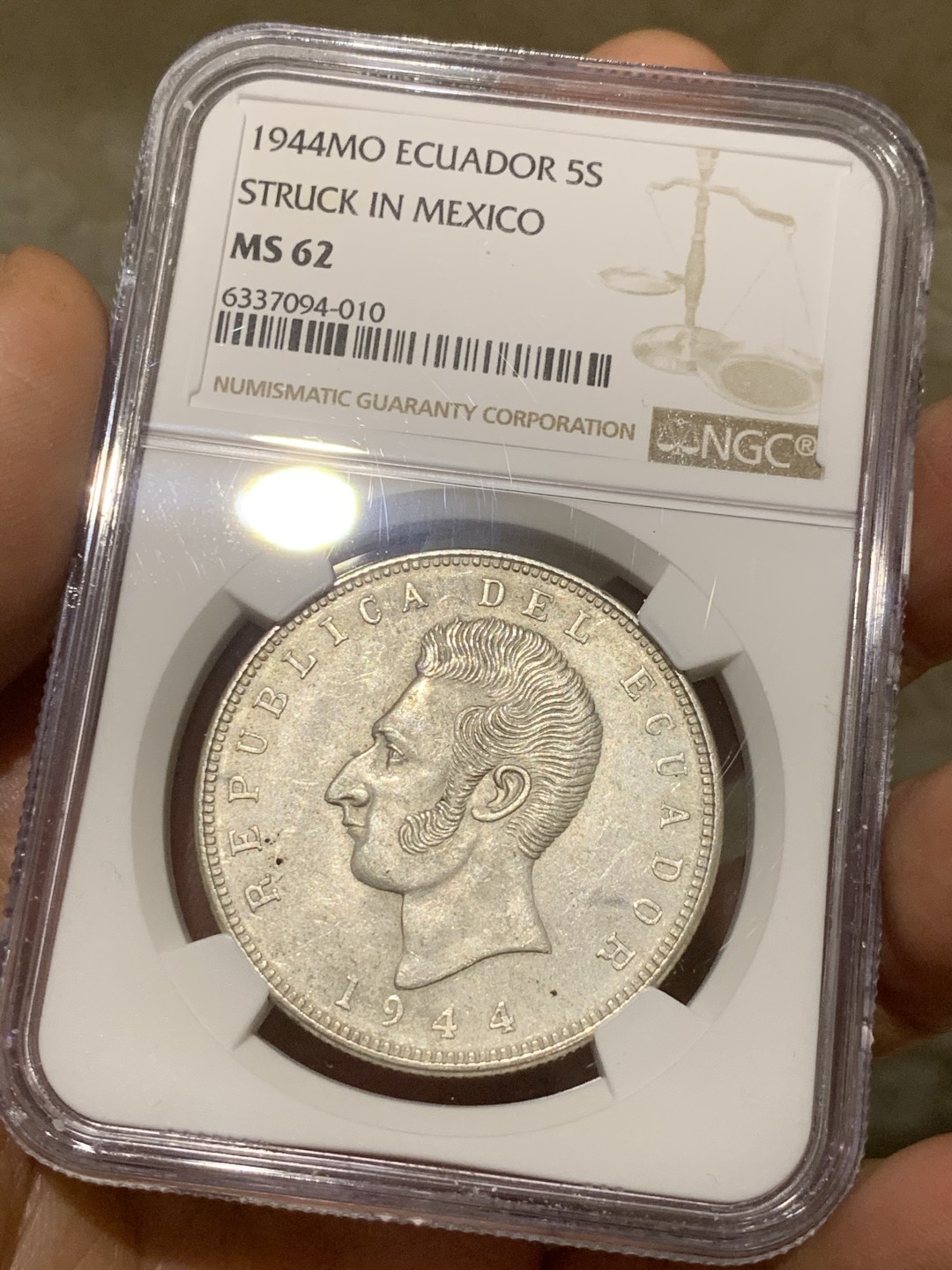 《竞宝斋》第43场-本周日，周一2场连拍（全场顺丰包邮） NGC-MS62 厄瓜多尔 1943年 5苏克雷 原光大银币 这发型得花掉多少摩丝呢？