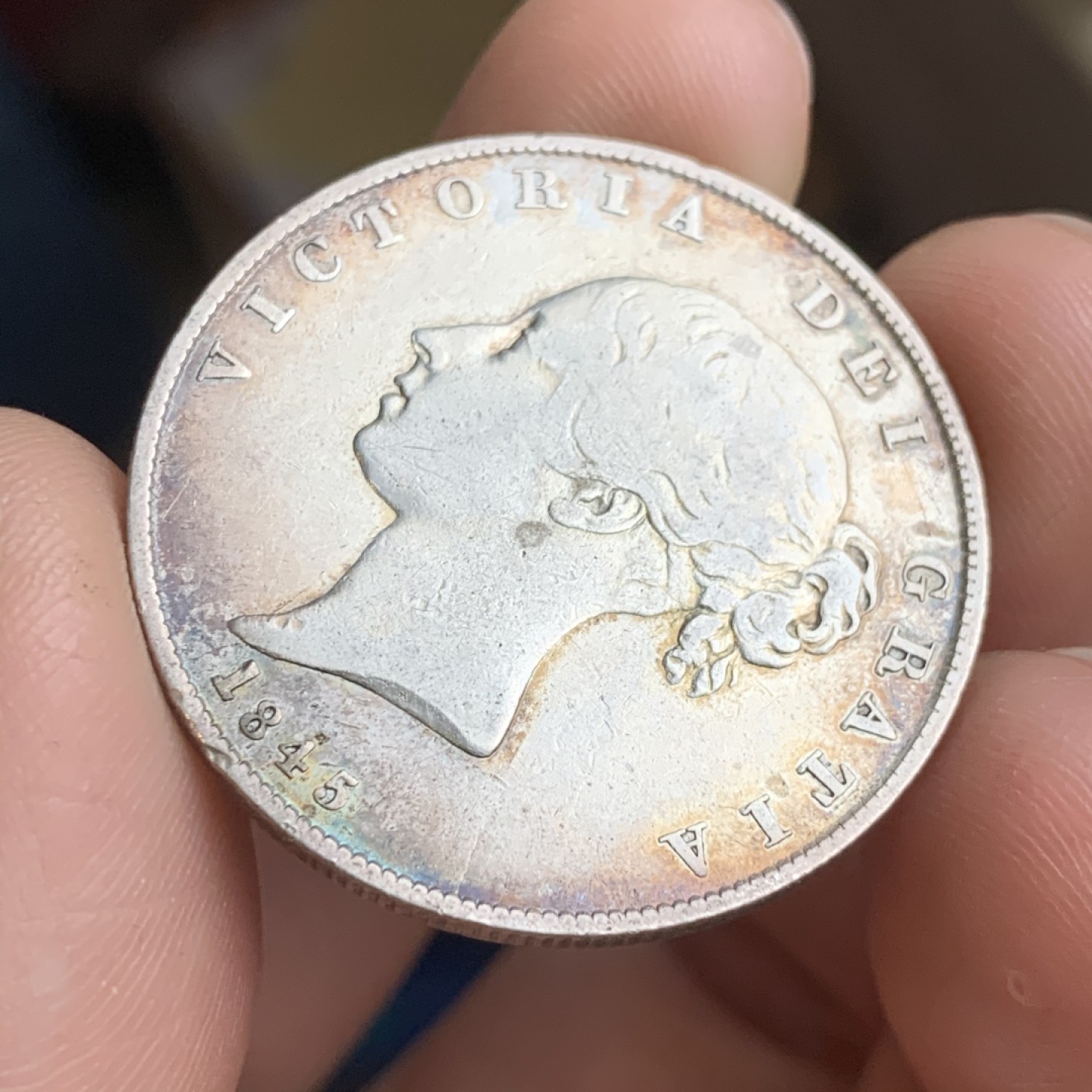 《竞宝斋》第43场-本周日，周一2场连拍（全场顺丰包邮） 难得五彩 早期 英国 1845年  维多利亚年轻版 半克朗银币