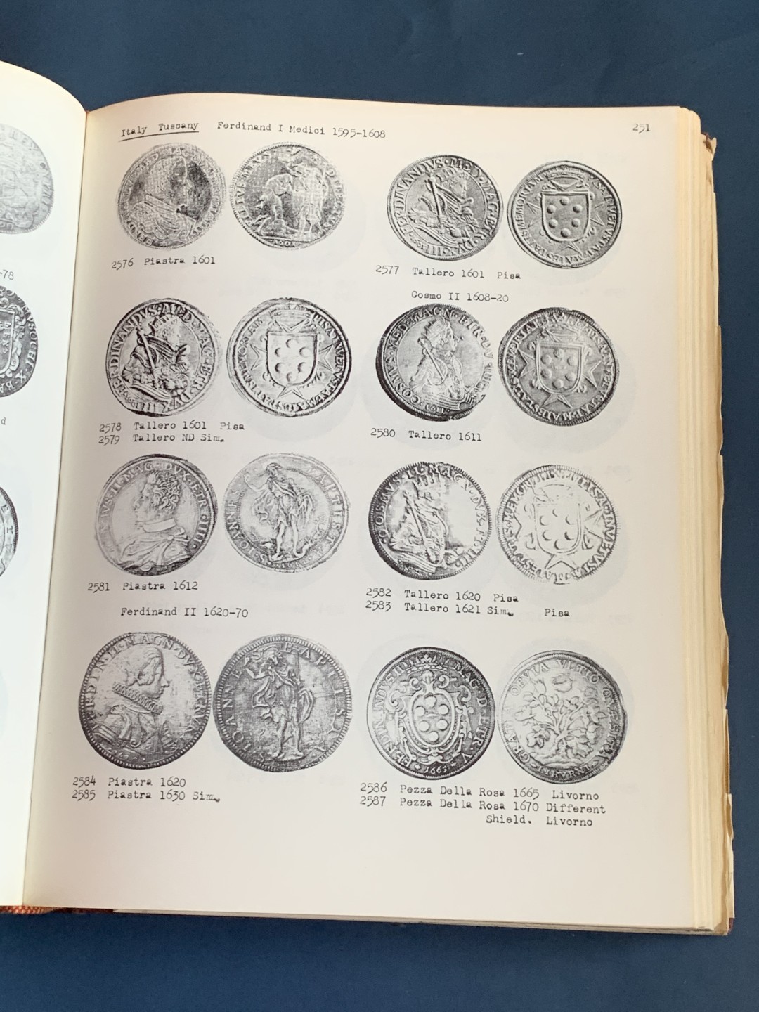 《竞宝斋》第43场-本周日，周一2场连拍（全场顺丰包邮） 世界主币银元目录 从1477-1877年 巴赫特尔 1975年精装本 很大很厚 近乎1比1的比例展现 厚达630页 杂志大小