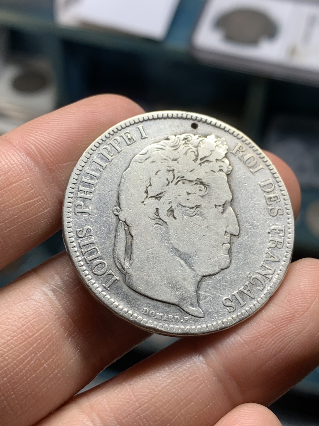 《竞宝斋》第43场-本周日，周一2场连拍（全场顺丰包邮） 1833年法国菲利普斯一世5法郎裸币一枚 12点处有一小孔