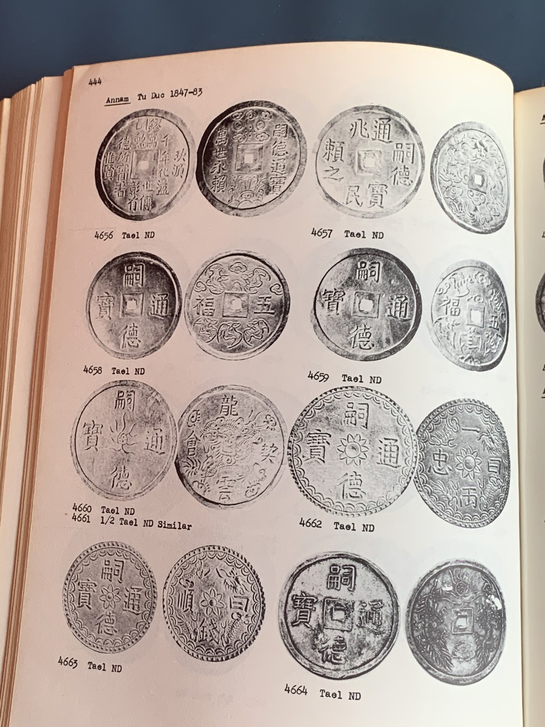 《竞宝斋》第43场-本周日，周一2场连拍（全场顺丰包邮） 世界主币银元目录 从1477-1877年 巴赫特尔 1975年精装本 很大很厚 近乎1比1的比例展现 厚达630页 杂志大小