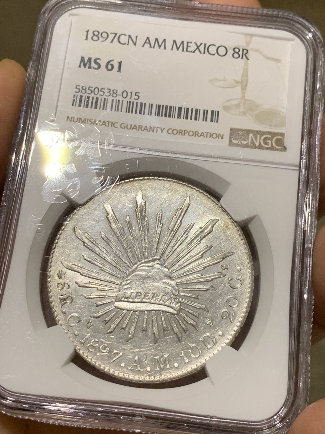 《竞宝斋》第43场-本周日，周一2场连拍（全场顺丰包邮） NGC-MS61 墨西哥 1897年 8R 花边鹰洋 银币 底板光滑 爆羽好品