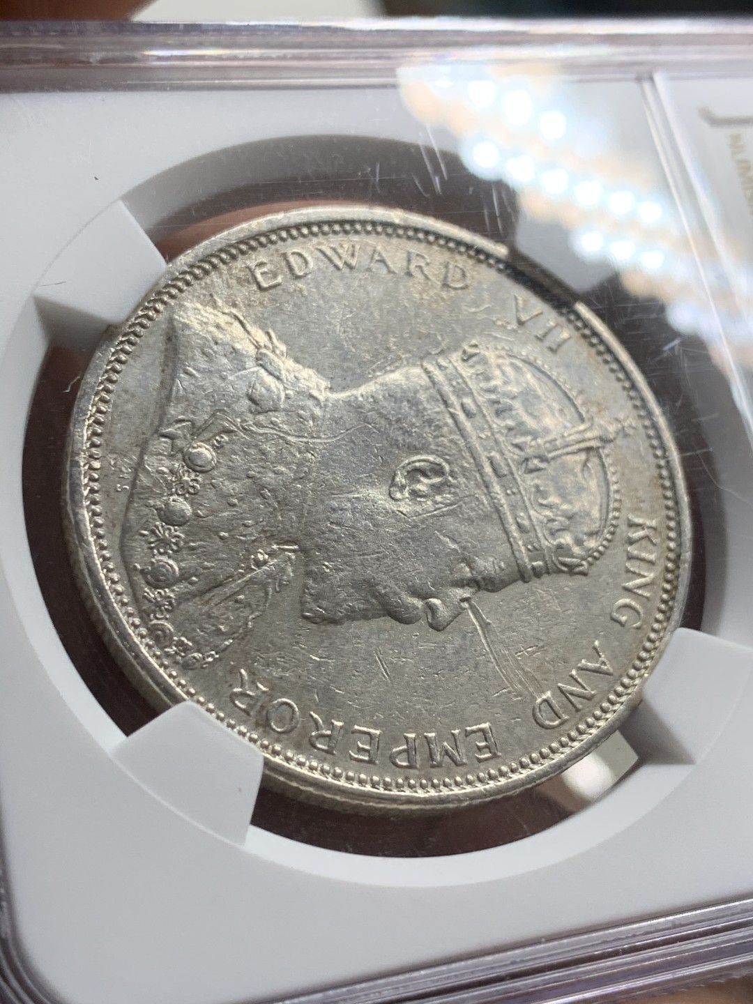 《竞宝斋》第43场-本周日，周一2场连拍（全场顺丰包邮） NGC-UNC 1903B海峡大样一圆 稀有年份 SBP上AU分成交价已经涨到七八百美金