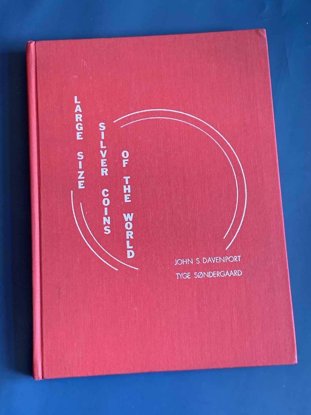 《竞宝斋》第43场-本周日，周一2场连拍（全场顺丰包邮） 精装本 达文波特 世界大规格 银币目录 囊括各国2泰勒到16泰勒超大规格银币，精装杂志大小 既是目录本身也是收藏品