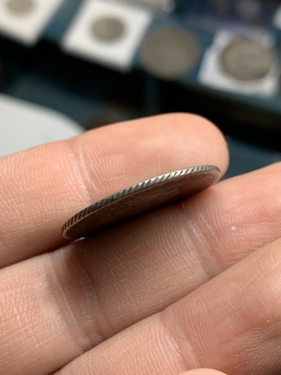 《竞宝斋》第43场-本周日，周一2场连拍（全场顺丰包邮） 稀少原味 英国 1723 乔治一世 SSC版 先令银币 特色斜边齿