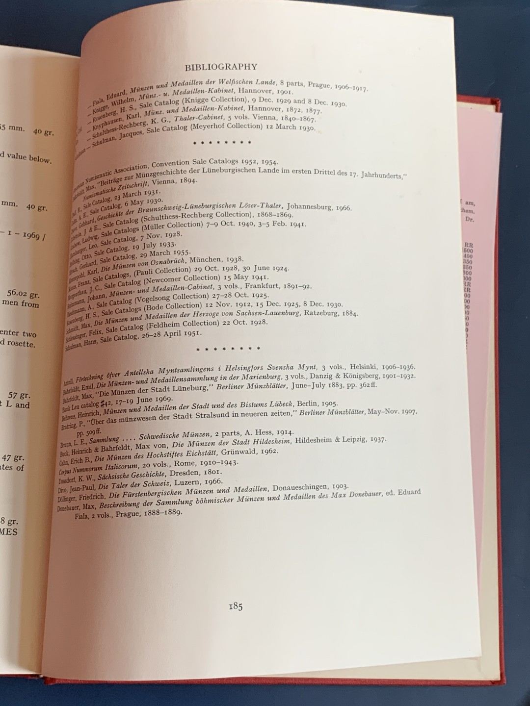 《竞宝斋》第43场-本周日，周一2场连拍（全场顺丰包邮） 精装本 达文波特 世界大规格 银币目录 囊括各国2泰勒到16泰勒超大规格银币，精装杂志大小 既是目录本身也是收藏品