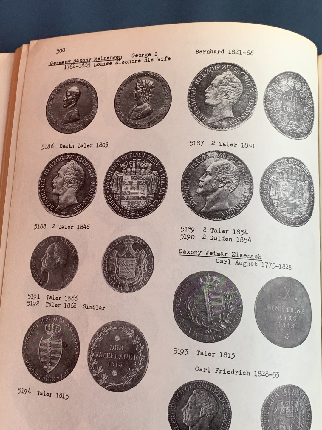 《竞宝斋》第43场-本周日，周一2场连拍（全场顺丰包邮） 世界主币银元目录 从1477-1877年 巴赫特尔 1975年精装本 很大很厚 近乎1比1的比例展现 厚达630页 杂志大小
