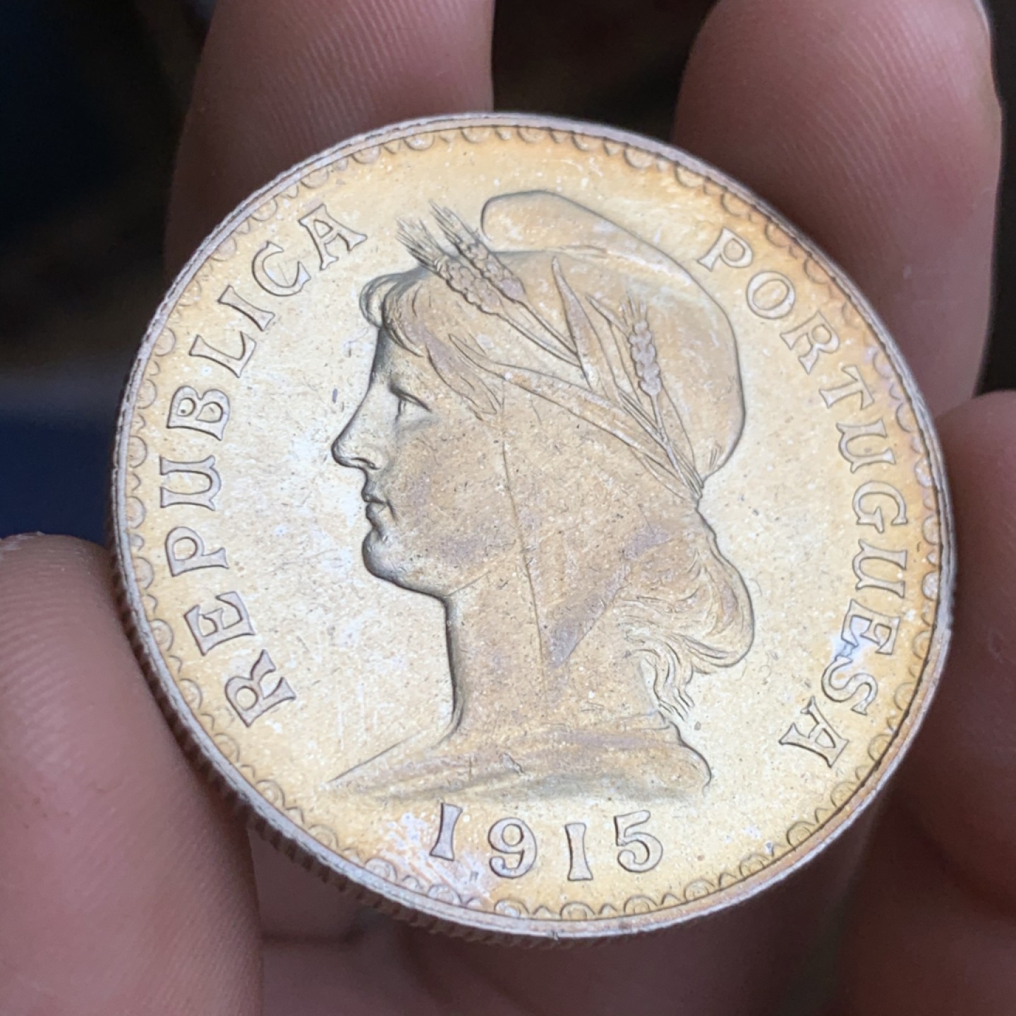 《竞宝斋》第43场-本周日，周一2场连拍（全场顺丰包邮） 淡金包浆 UNC 品质 葡萄牙 1915年 1E 大银币 光感十足