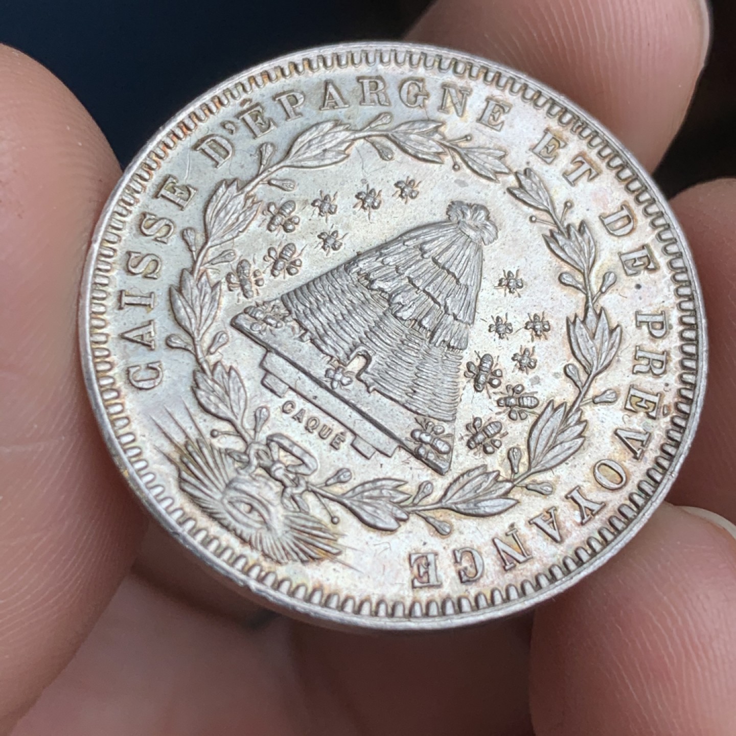 《竞宝斋》第43场-本周日，周一2场连拍（全场顺丰包邮） MS品质 法国储蓄银行 共济会大眼睛 银质 圆形代币12.2克 30.4mm 淡彩包浆 细节很好蜜蜂栩栩如生 丰饶角 银标 