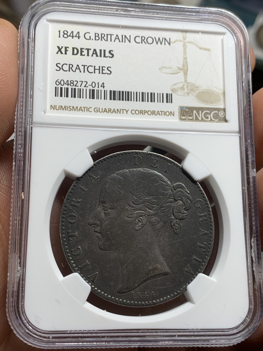 《竞宝斋》第43场-本周日，周一2场连拍（全场顺丰包邮） NGC 评级 英国 1844年 年轻版 维多利亚女王 克朗大银币 炭黑包浆 细节优秀