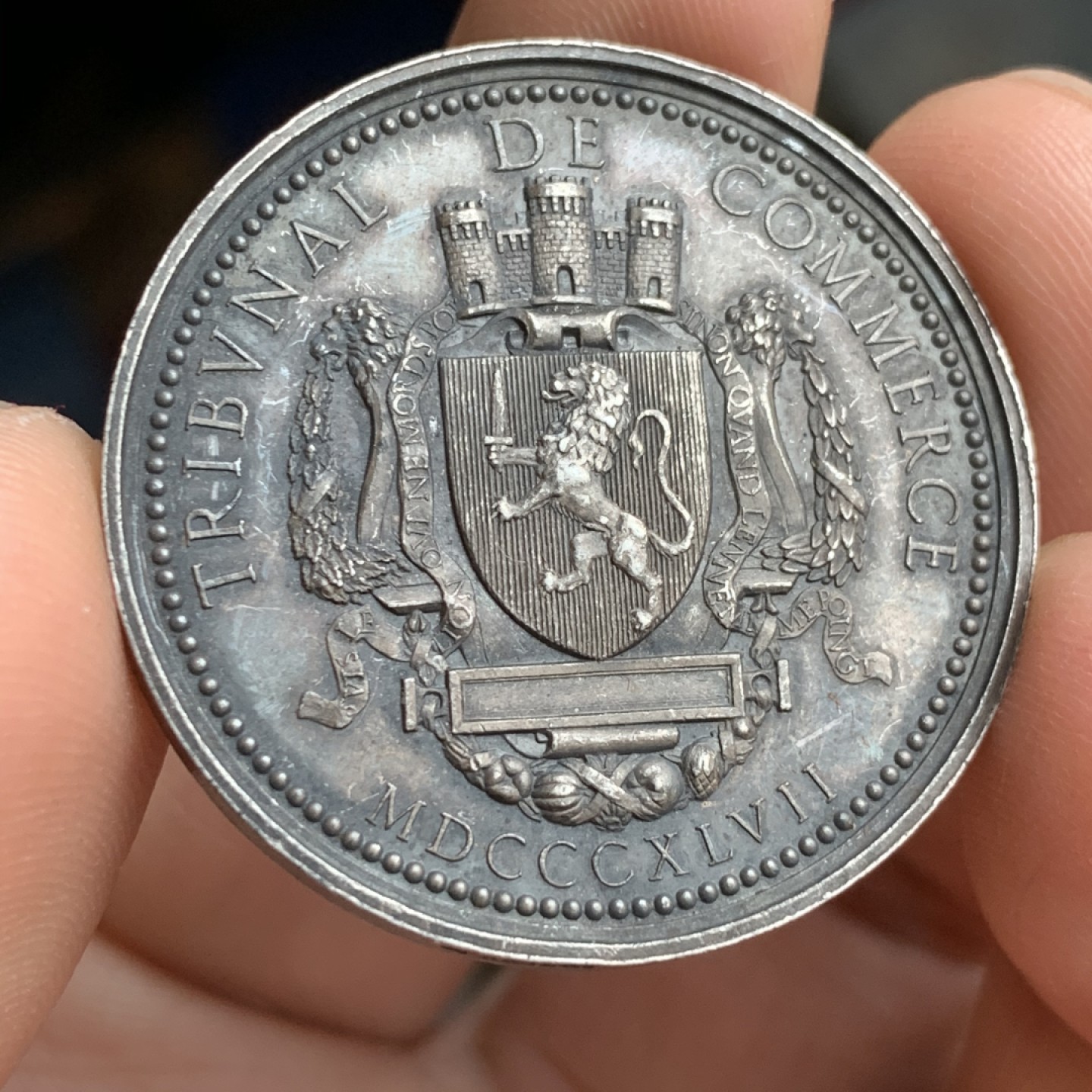 《竞宝斋》第43场-本周日，周一2场连拍（全场顺丰包邮） 法国 1847年 商业法院 圆形银质代币 15.7克 33.4mm 手指铭 银标