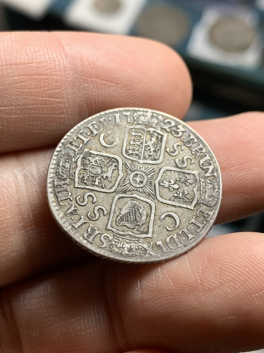 《竞宝斋》第43场-本周日，周一2场连拍（全场顺丰包邮） 稀少原味 英国 1723 乔治一世 SSC版 先令银币 特色斜边齿