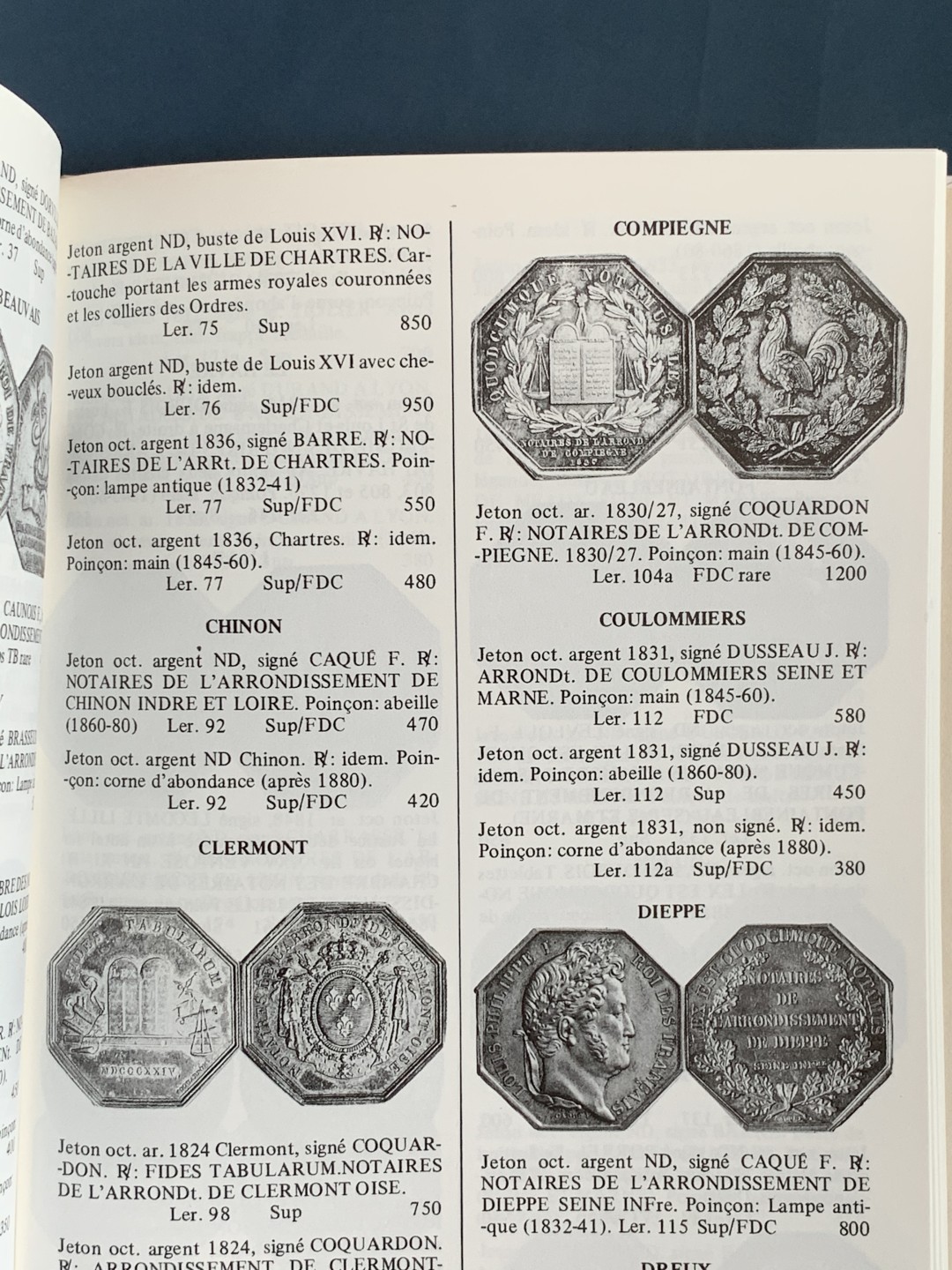 《竞宝斋》第43场-本周日，周一2场连拍（全场顺丰包邮） （精装本）法国 八角代币目录 详尽阐述 特征与当时定价 非常有价值的参考目录 