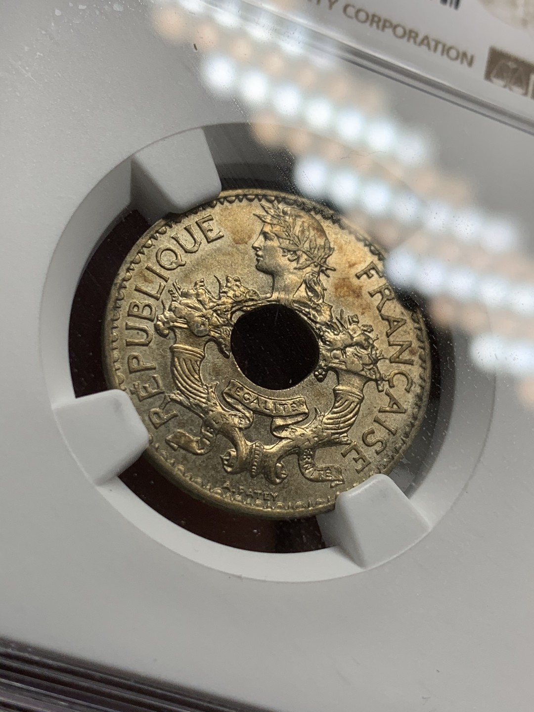 《竞宝斋》第43场-本周日，周一2场连拍（全场顺丰包邮） NGC-MS62 1938年法属印支5分镍币 极美黄油光