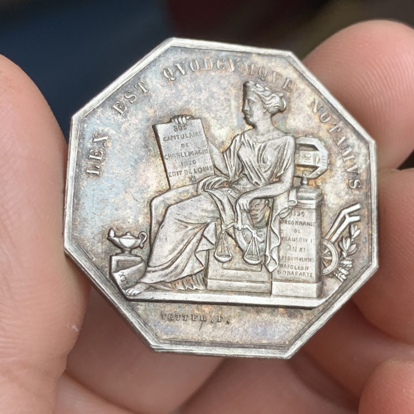 《竞宝斋》第43场-本周日，周一2场连拍（全场顺丰包邮） 双面深五彩 法国 图肯公证人 八角银质代币 17.6克 对角35.2mm 难得状态 少见品种