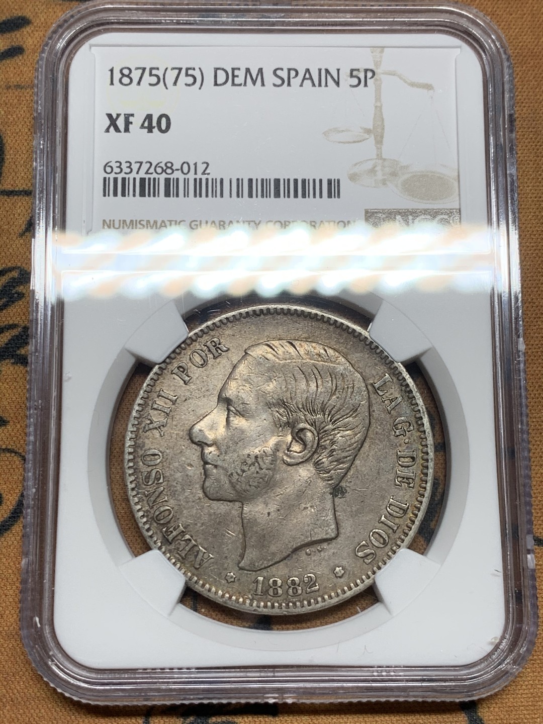 《竞宝斋》第43场-本周日，周一2场连拍（全场顺丰包邮） NGC-XF40 年份标错西班牙 1882年 阿方索十二世 双柱 大银币 