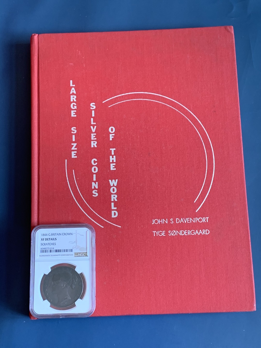 《竞宝斋》第43场-本周日，周一2场连拍（全场顺丰包邮） 精装本 达文波特 世界大规格 银币目录 囊括各国2泰勒到16泰勒超大规格银币，精装杂志大小 既是目录本身也是收藏品