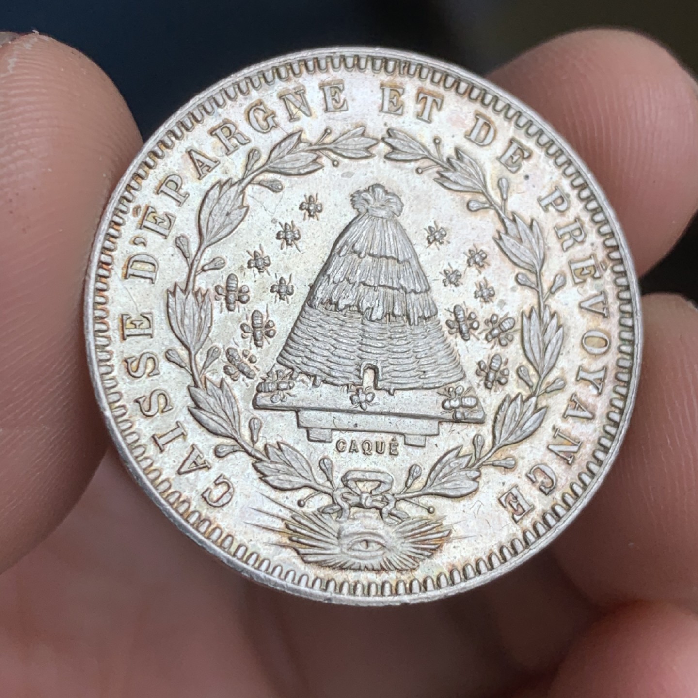 《竞宝斋》第43场-本周日，周一2场连拍（全场顺丰包邮） MS品质 法国储蓄银行 共济会大眼睛 银质 圆形代币12.2克 30.4mm 淡彩包浆 细节很好蜜蜂栩栩如生 丰饶角 银标 