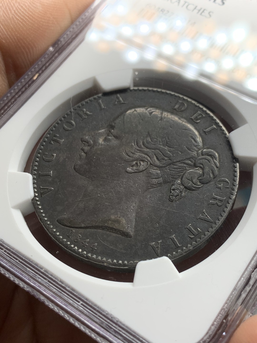 《竞宝斋》第43场-本周日，周一2场连拍（全场顺丰包邮） NGC 评级 英国 1844年 年轻版 维多利亚女王 克朗大银币 炭黑包浆 细节优秀