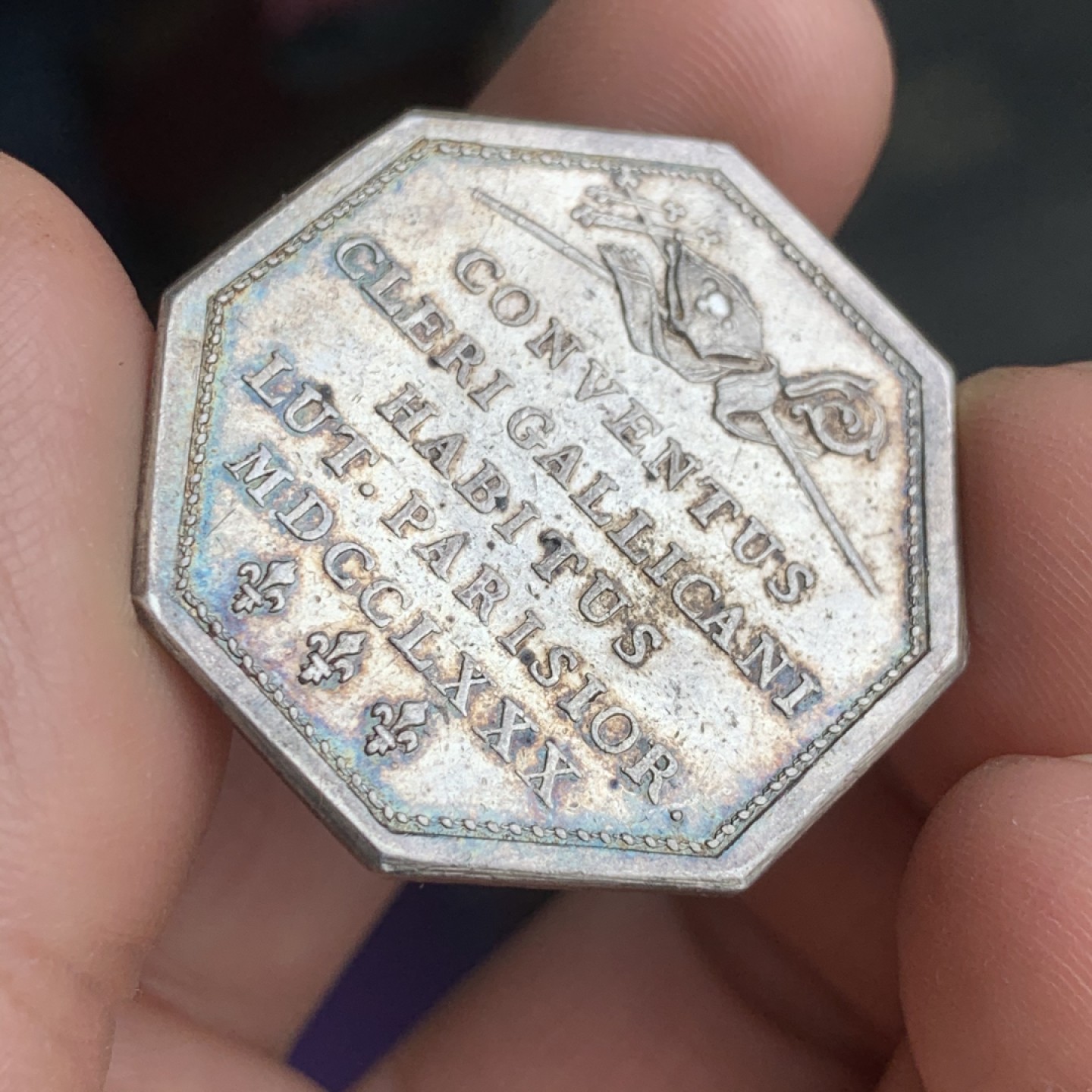 《竞宝斋》第43场-本周日，周一2场连拍（全场顺丰包邮） 稀少版别 法国 1780年 路易十六 神职人员与宗教大会 银质 八角代币 淡彩包浆 13.1克 对角34.4mm 