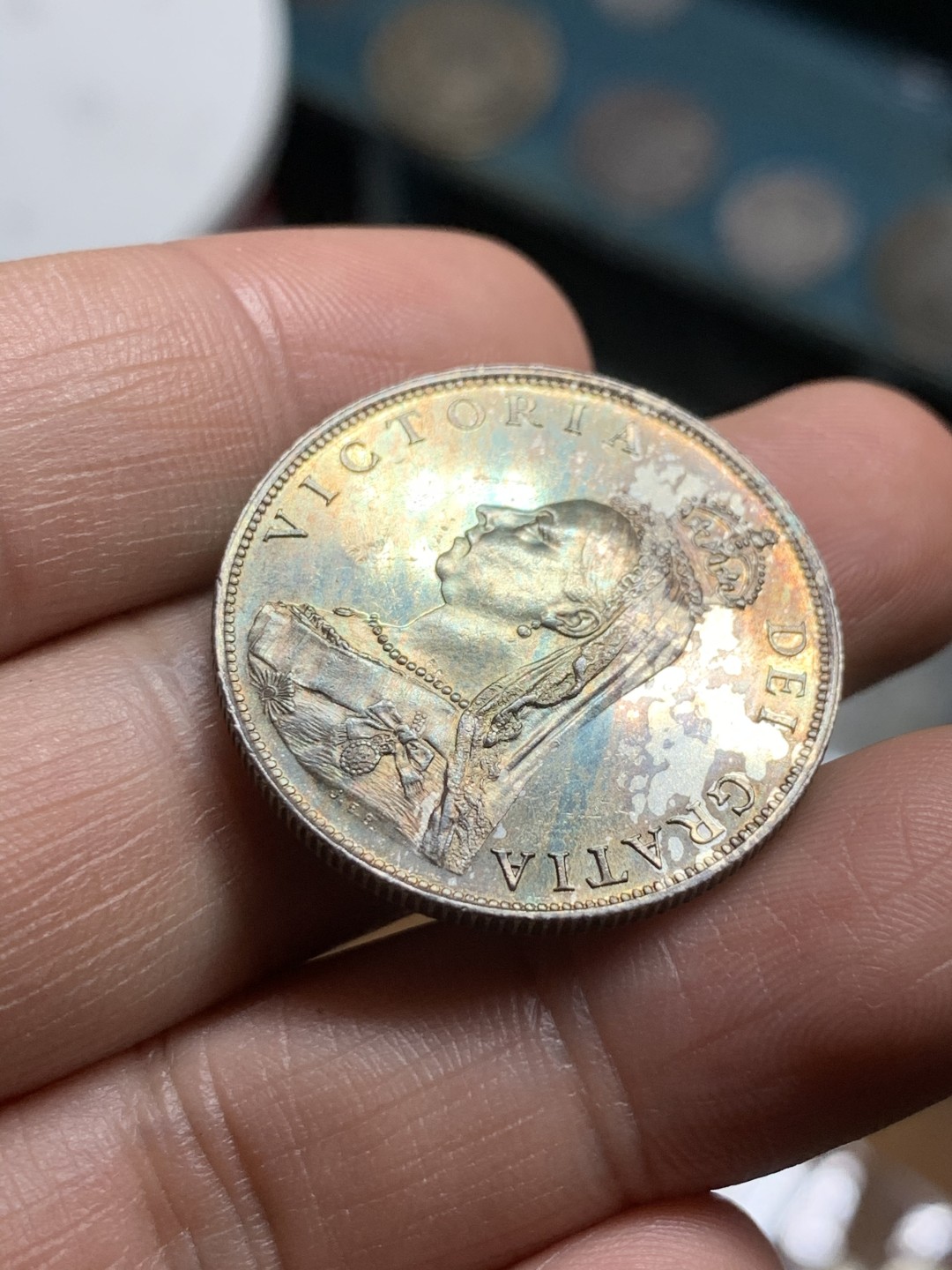 《竞宝斋》第43场-本周日，周一2场连拍（全场顺丰包邮） UNC级好品   英国 1887年 2先令 维多利亚 银币  UNC细节 淡彩包浆