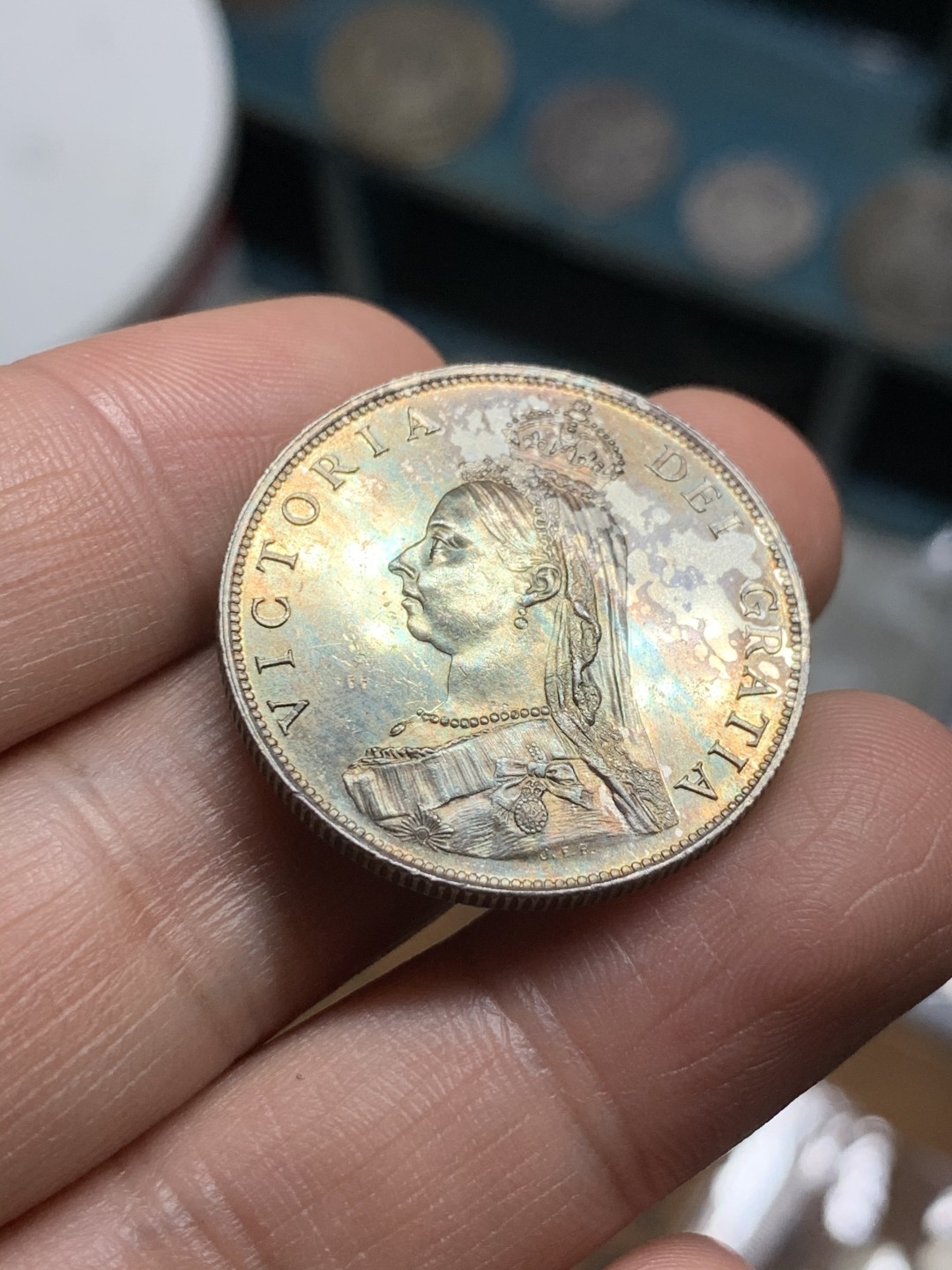 《竞宝斋》第43场-本周日，周一2场连拍（全场顺丰包邮） UNC级好品   英国 1887年 2先令 维多利亚 银币  UNC细节 淡彩包浆