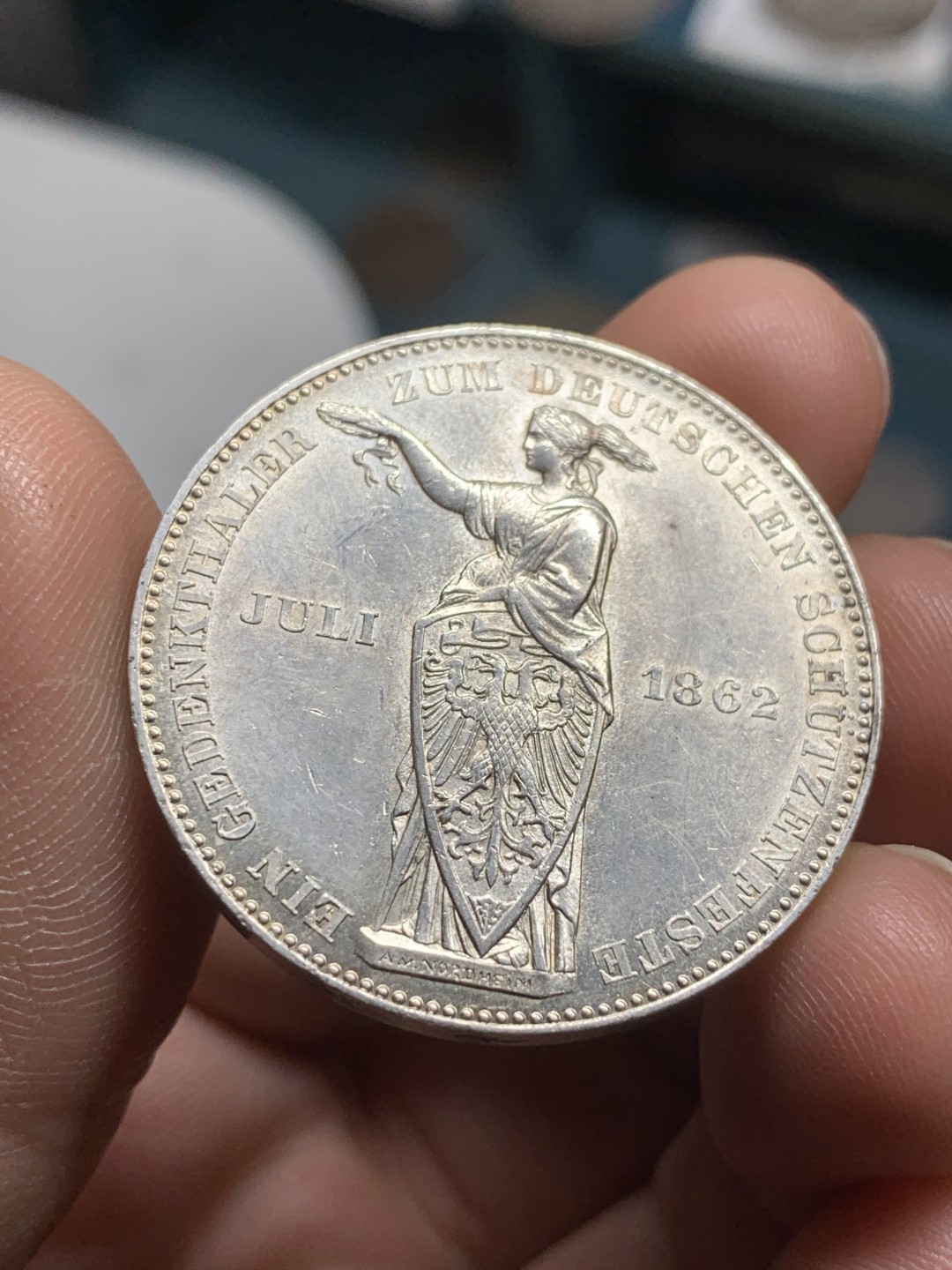 《竞宝斋》第43场-本周日，周一2场连拍（全场顺丰包邮） 好品好细节   德国 1862年 1泰勒 法兰克福射击女神 银币 光感十足