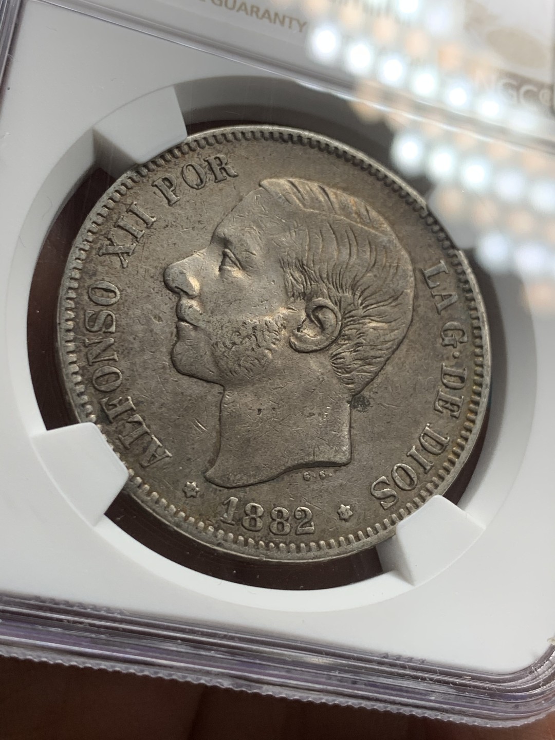 《竞宝斋》第43场-本周日，周一2场连拍（全场顺丰包邮） NGC-XF40 年份标错西班牙 1882年 阿方索十二世 双柱 大银币 