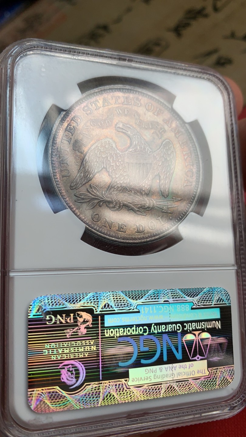 《竞宝斋》第43场-本周日，周一2场连拍（全场顺丰包邮） NGC-MS62 稀少五彩炭黑包浆 美国 1872年 拿旗坐人 1美元 大银币 难得一遇之状态