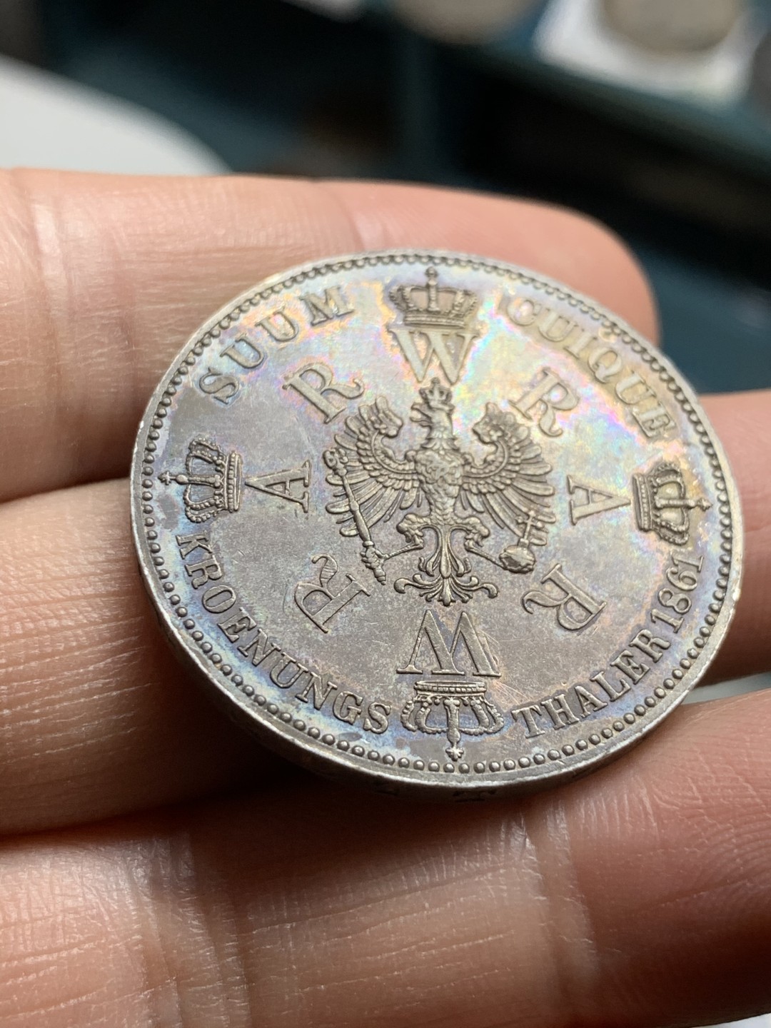 《竞宝斋》第43场-本周日，周一2场连拍（全场顺丰包邮） UNC级好品   德国 1861年 1泰勒 普鲁士加冕毛衣泰勒 银币 紫罗兰包浆 unc细节