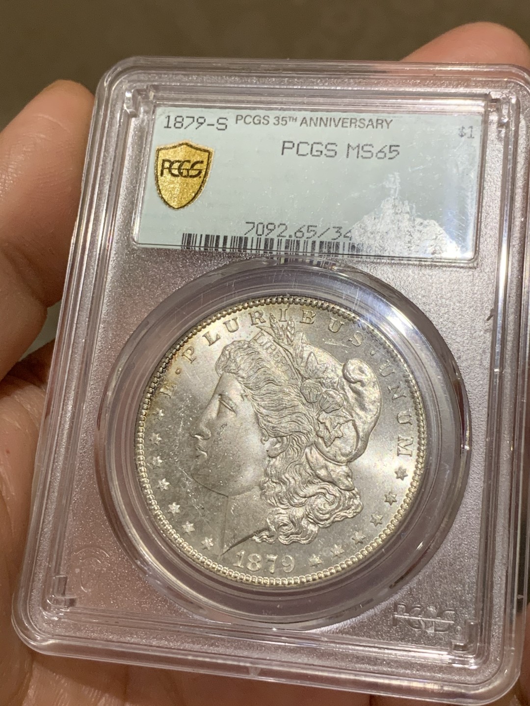 《竞宝斋》第43场-本周日，周一2场连拍（全场顺丰包邮） PCGS-MS65 1879年美国摩根银币 无敌艳丽的紫彩 真正的紫罗兰彩，比起那些浮在表面一层后养的所谓紫彩漂亮多了，光度和打制的细节都很好
