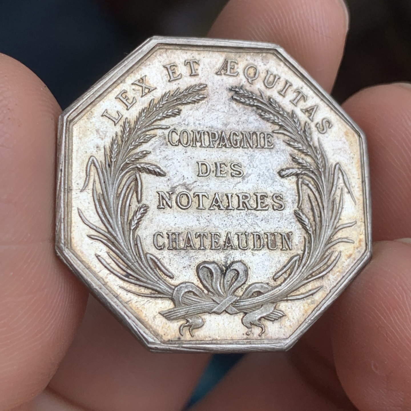 《竞宝斋》第43场-本周日，周一2场连拍（全场顺丰包邮） 法国   公证人 八角银质代币 12.4克 32.4mm  丰饶角 银标