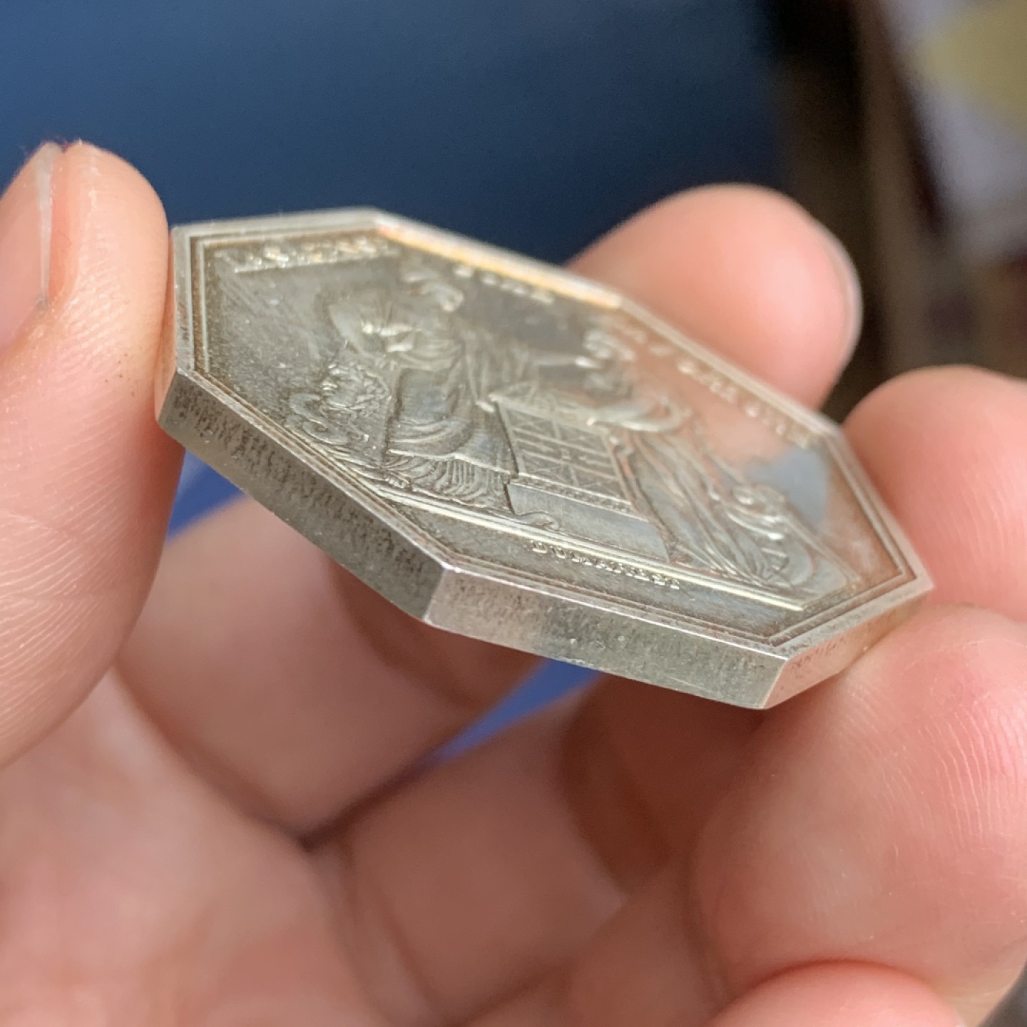 《竞宝斋》第43场-本周日，周一2场连拍（全场顺丰包邮） 完美状态 法国 法兰西银行 银质八角代币 29克 对角40.1mm 925银 目测为后铸  