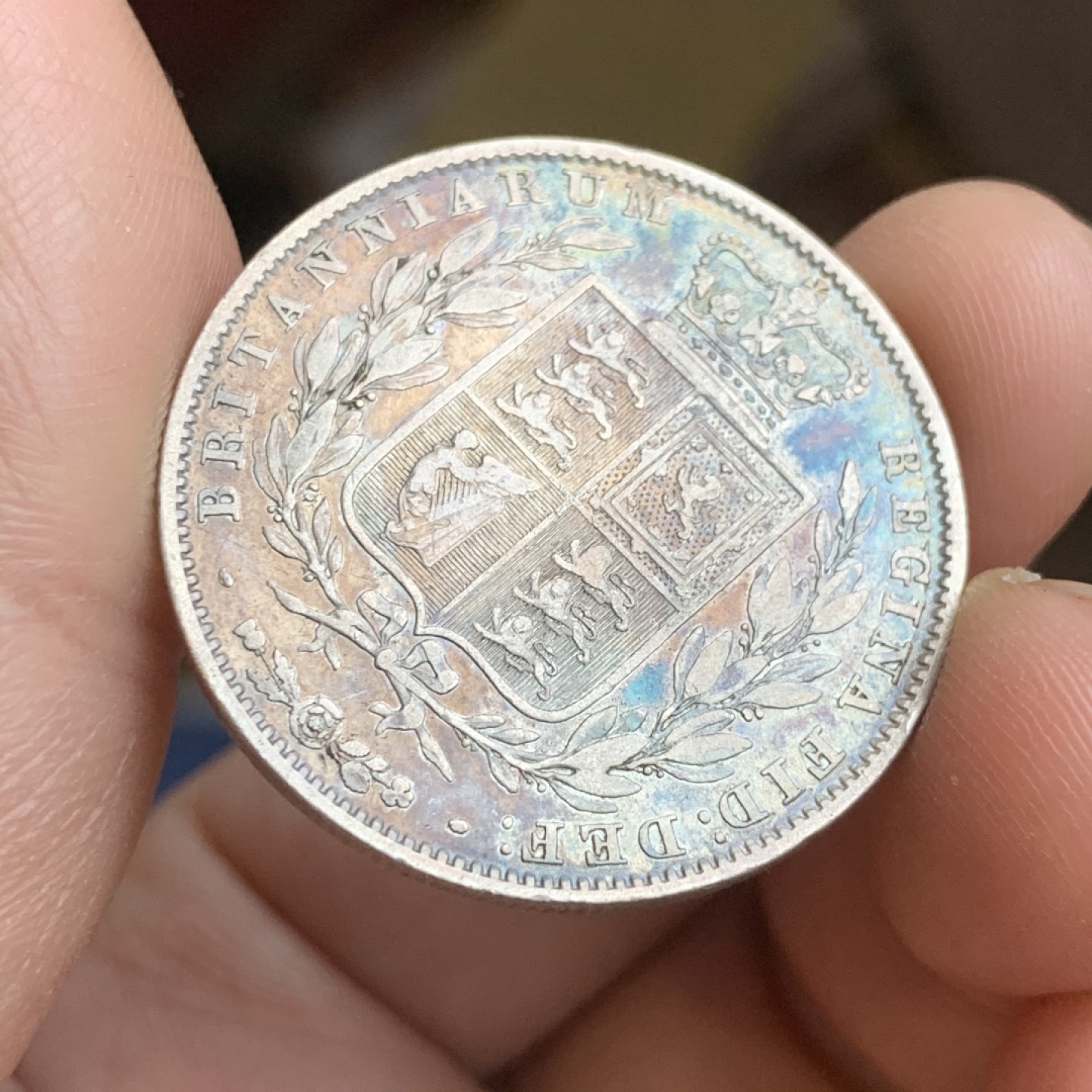 《竞宝斋》第43场-本周日，周一2场连拍（全场顺丰包邮） 难得五彩 早期 英国 1845年  维多利亚年轻版 半克朗银币