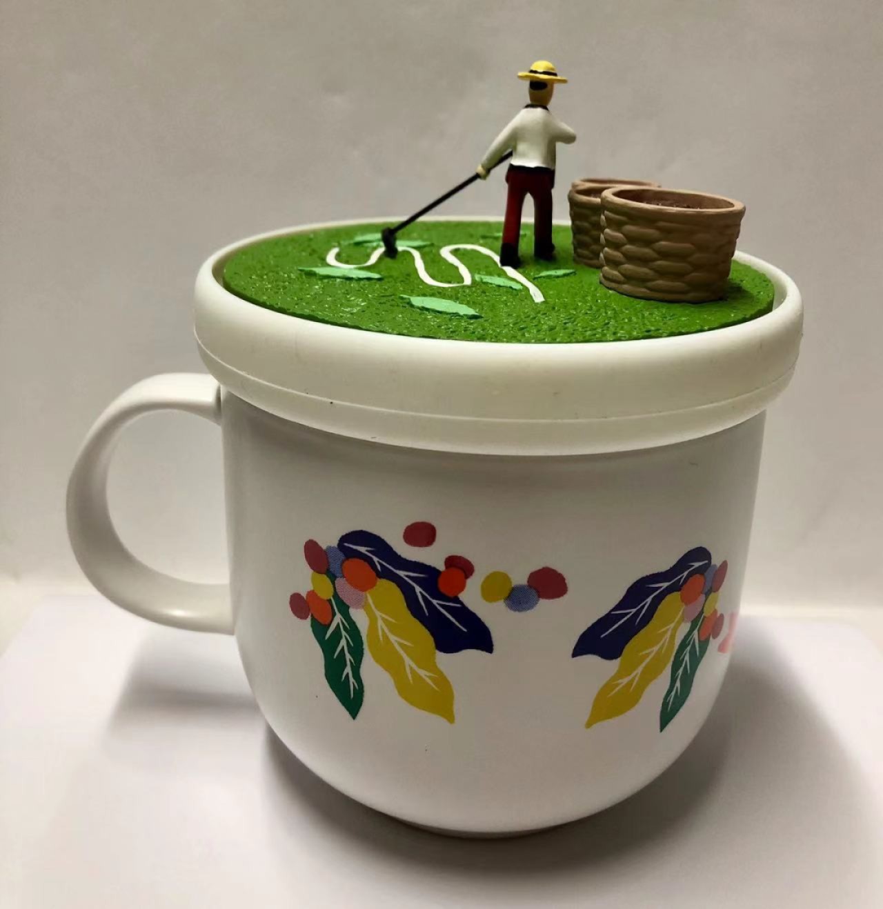 零元拍：原品全新星巴克咖啡种植文化马克杯。杯盖独特的设计，让您在享受咖啡带给您温暖的同时，还能和朋友一起探讨咖啡的文化，无论是收藏还是馈赠朋友，都是很好的选择。