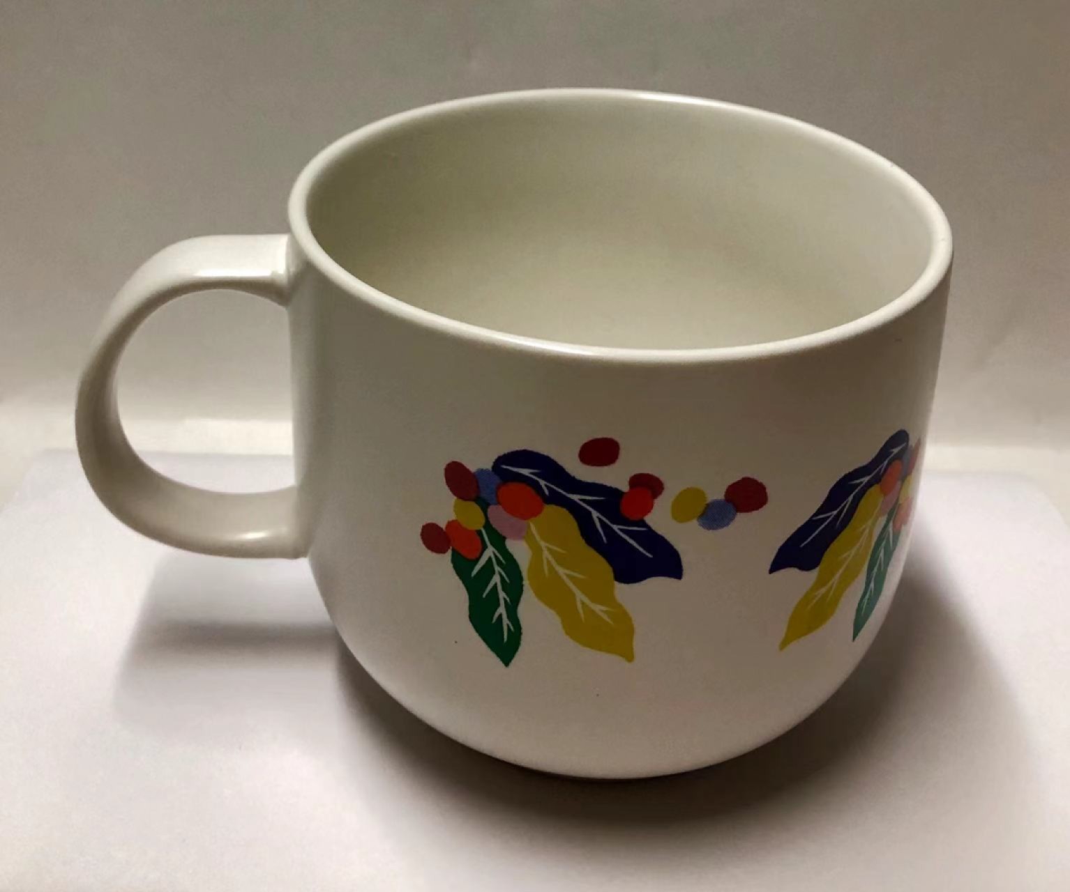 零元拍：原品全新星巴克咖啡种植文化马克杯。杯盖独特的设计，让您在享受咖啡带给您温暖的同时，还能和朋友一起探讨咖啡的文化，无论是收藏还是馈赠朋友，都是很好的选择。