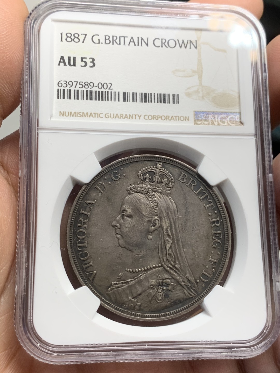 《竞宝斋》第44场-本周日，周一2场连拍（全场顺丰包邮） NGC AU53 黑彩深包浆 英国 1887年 维多利亚 高冠 马剑克朗银币 包浆币给分实在不容易