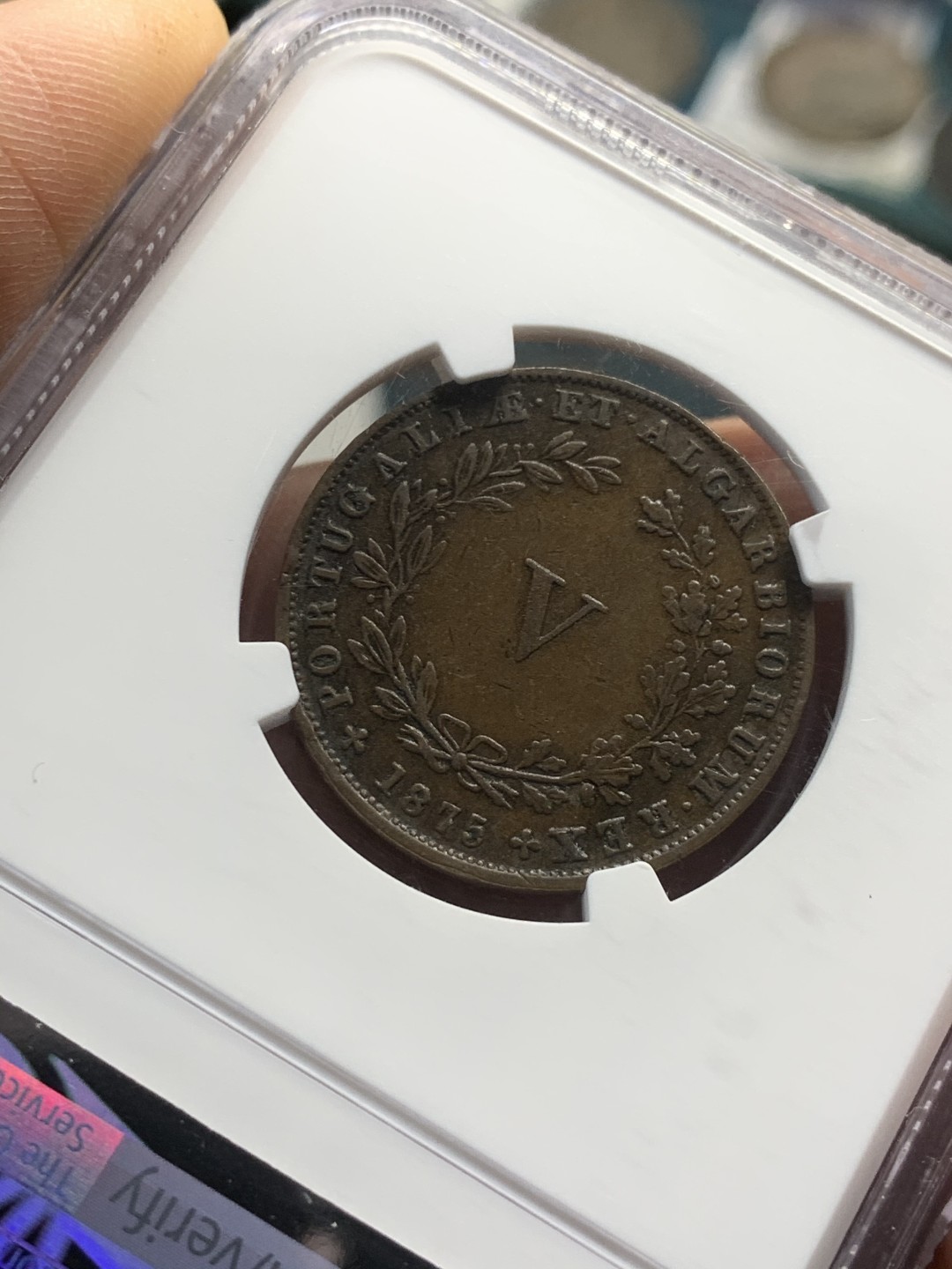 《竞宝斋》第44场-本周日，周一2场连拍（全场顺丰包邮） NGC评级 葡萄牙 1875年 5瑞斯 铜币 巧克力包浆 分数很迷不知道为啥判了清洗