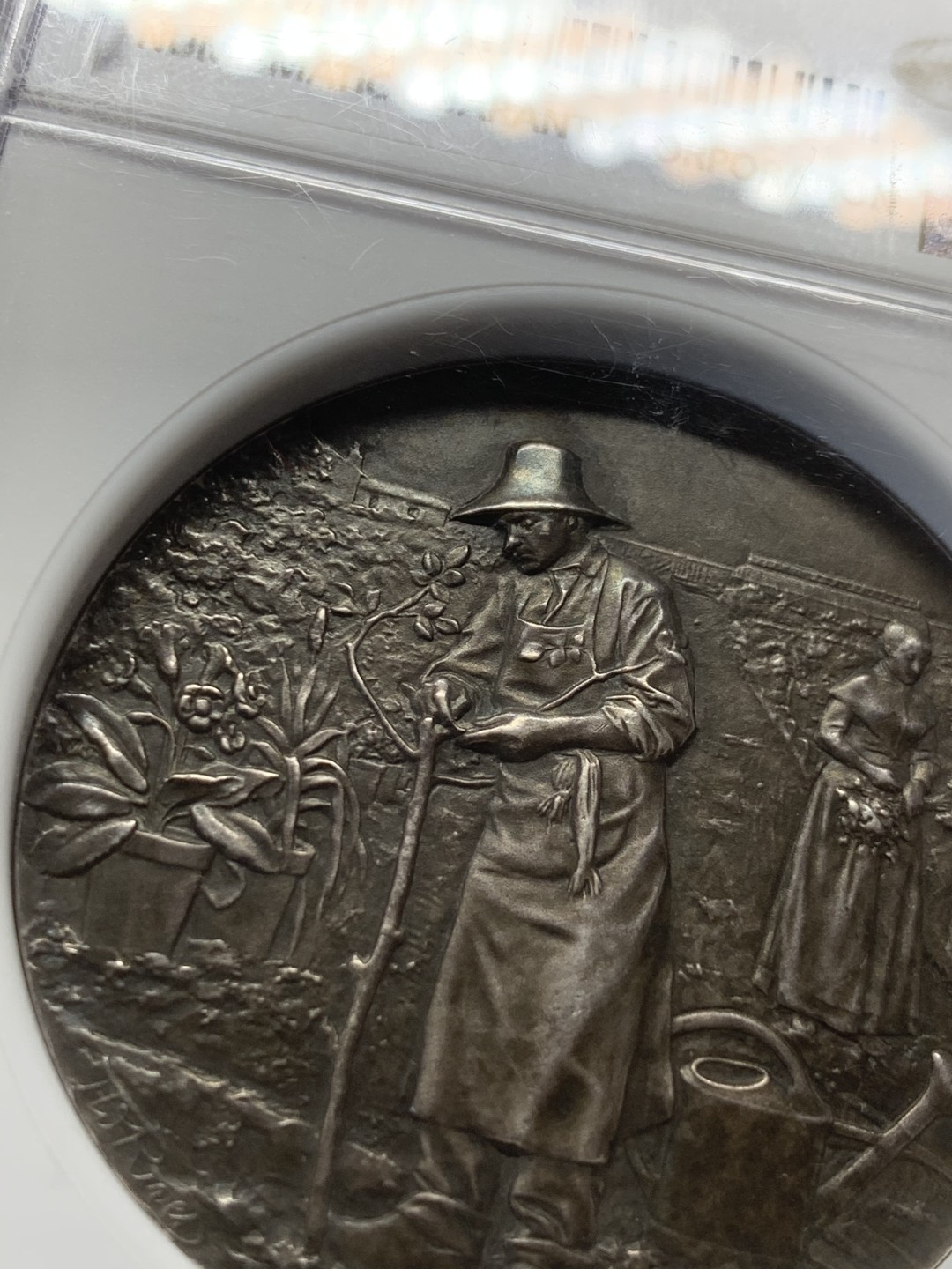 《竞宝斋》第44场-本周日，周一2场连拍（全场顺丰包邮） 法国加龙河园艺协会银章 NGC MS63 加厚盒子 双面黑包浆，黑的入骨入髓，说的就是这种，章的细节刻画的很好，背面未刻字，原汁原味，十分难得