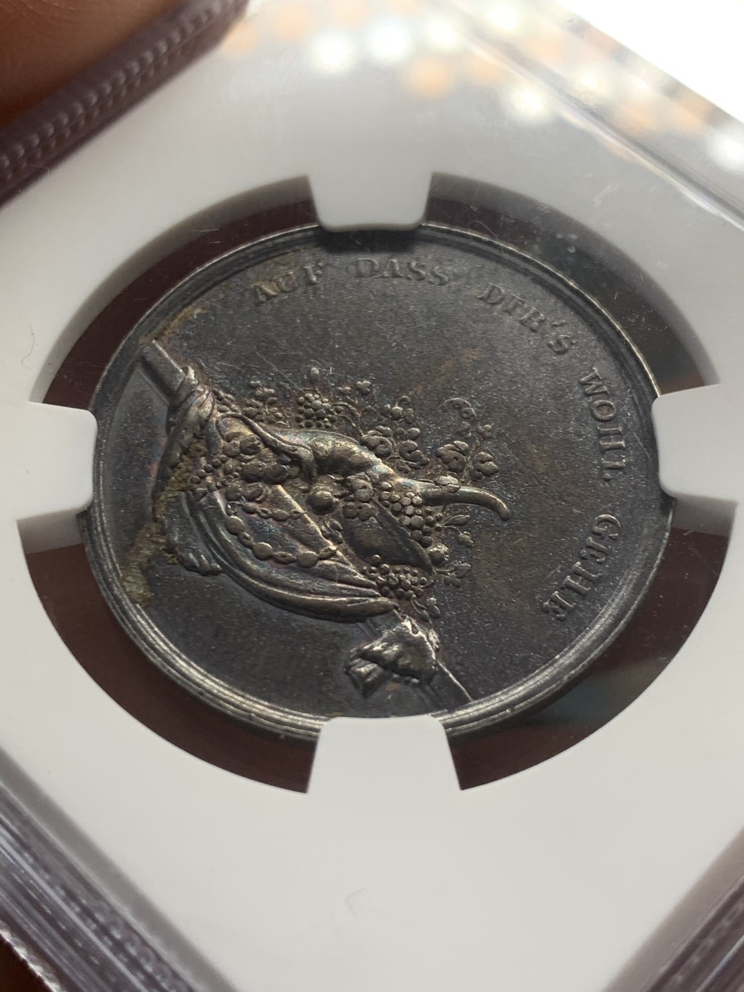 《竞宝斋》第44场-本周日，周一2场连拍（全场顺丰包邮） NGC AU50 德国 19世纪初儿童教育纪念银章 双面黑色包浆 双面带金彩，真正的黑金，LOOS作品，高浮雕