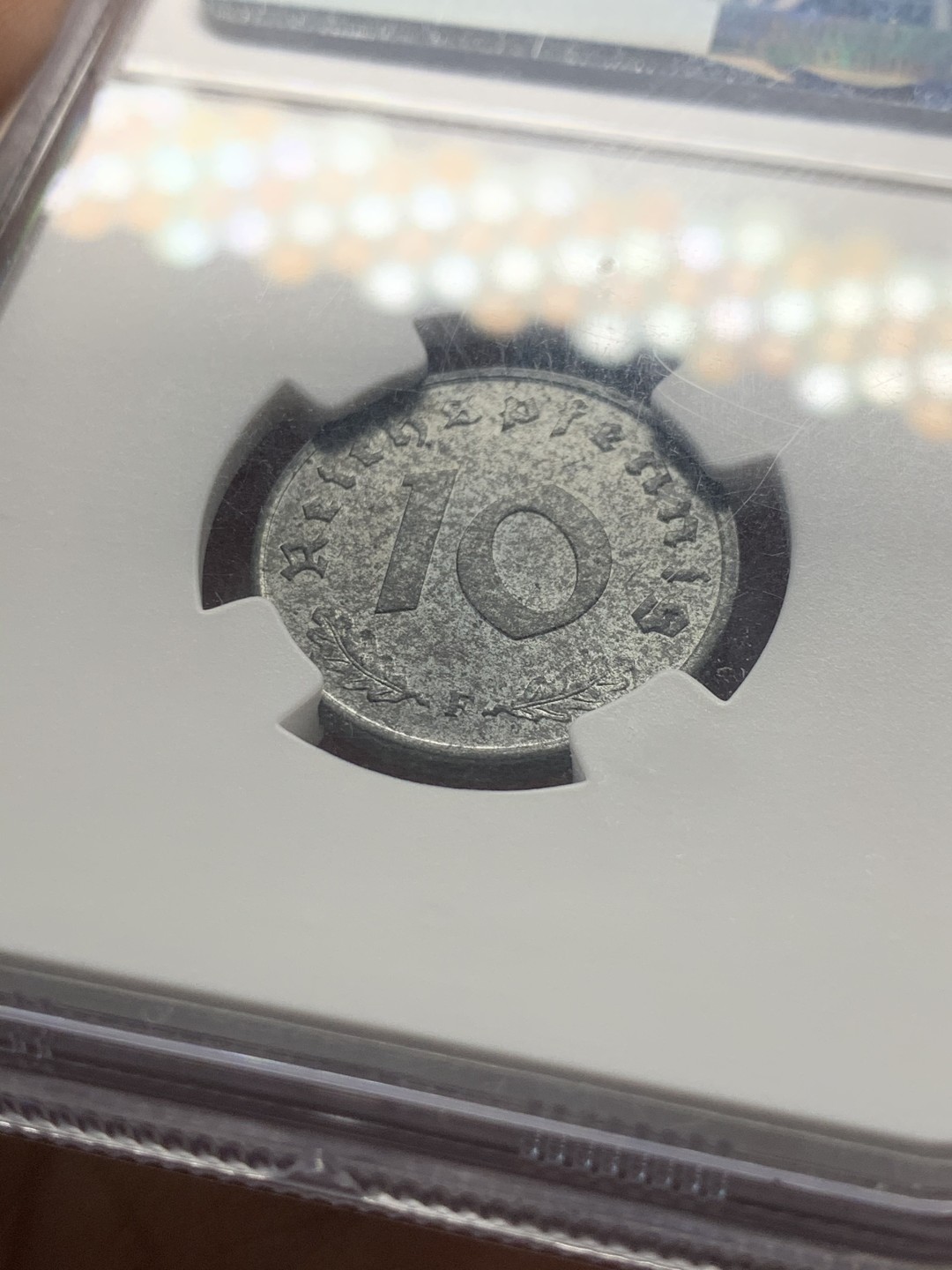 《竞宝斋》第44场-本周日，周一2场连拍（全场顺丰包邮） NGC MS63 盟军占德国 1948年F 10芬尼 拔毛鹰 锌币 锌币出分不易 63分已经算是高分了！