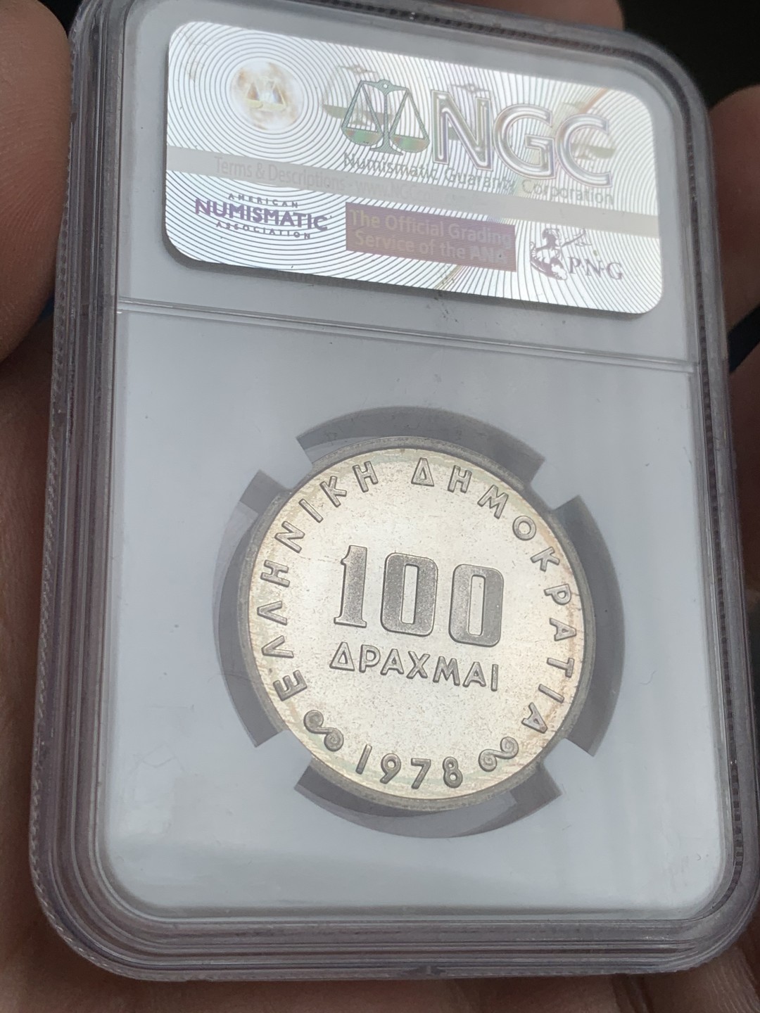 《竞宝斋》第44场-本周日，周一2场连拍（全场顺丰包邮） 1978年希腊银行成立50周年纪念雅典娜100德拉克马精制纪念银币（NGC冠军分） NGC PF65CAMEO 当紫红彩遇到cameo，实物只有俩儿字：惊艳