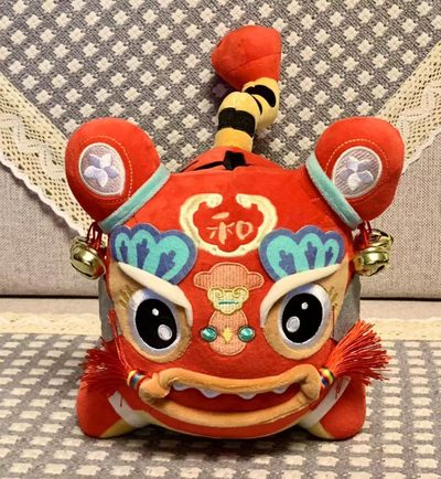 零元拍：2022壬寅年春节联欢晚会主持人撒贝宁、尼格买提、李思思、马凡舒，亲笔签名“生肖虎”！注：拍品只是一只，不是两只）哈哈哈，上次拍到小黄老斧的同学可千万别错过这只红老斧哦！正好可以配成一对。