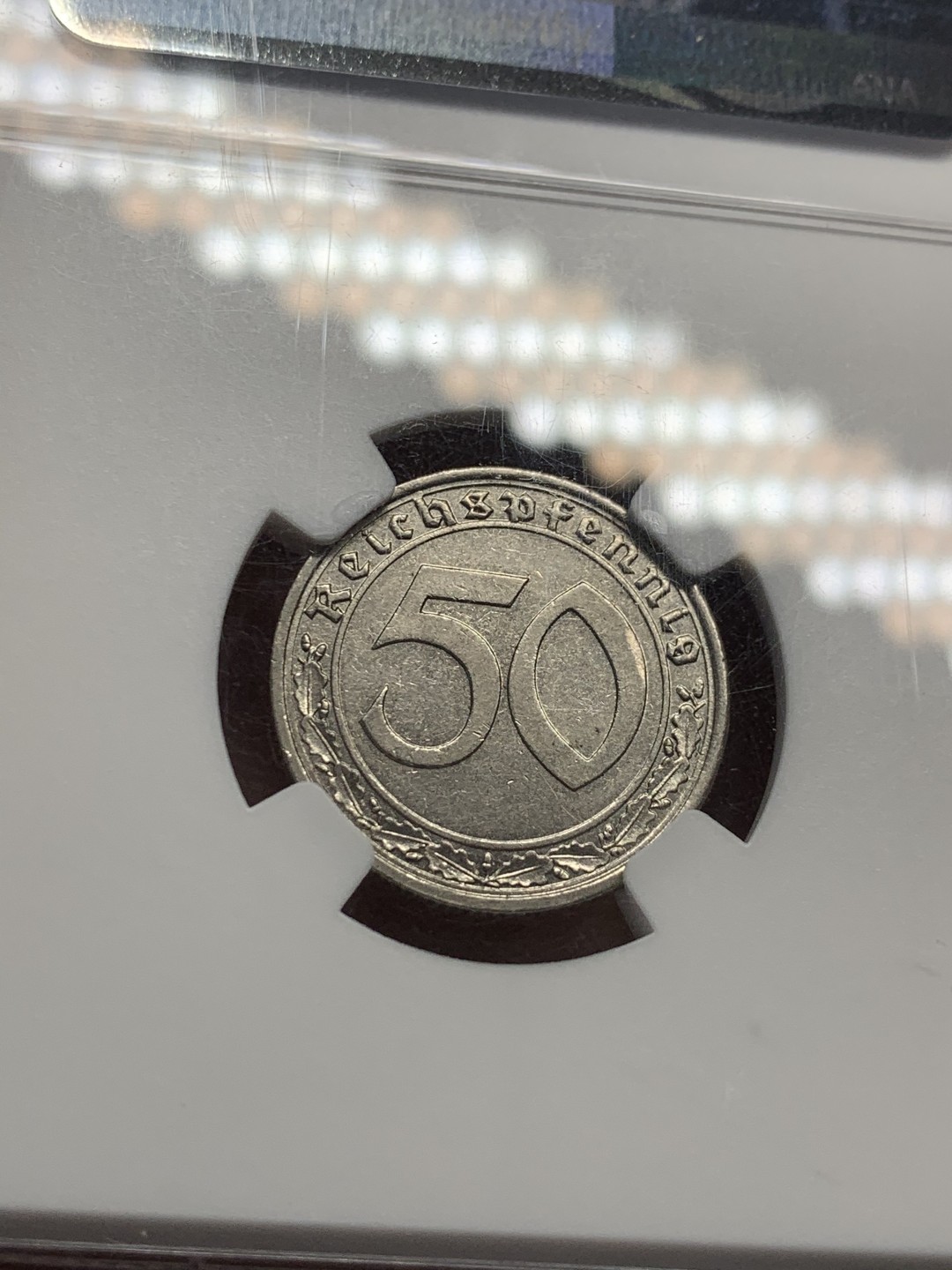 《竞宝斋》第44场-本周日，周一2场连拍（全场顺丰包邮） NGC MS63 德三 1939A 50芬尼 镍币 因为回炉造武器存世稀少 固也叫坦克币 此币存世少高分更是寥寥无几！ 63分可以算是季军分数了！